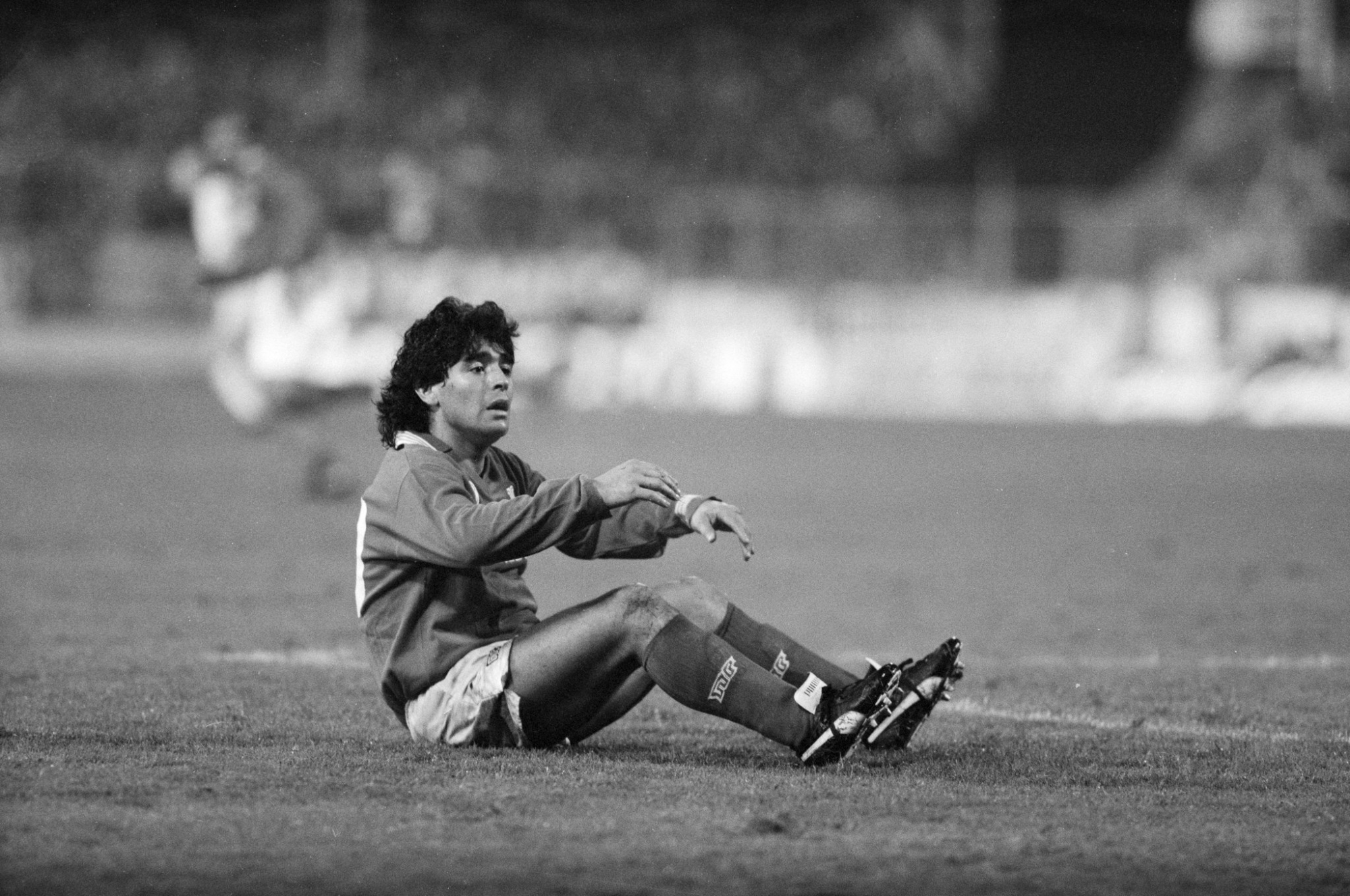 Diego Maradona est au sol après avoir subi une faute lors d'une rencontre de Coupe UEFA (désormais Europa League) entre Naples et Wettingen. Stade du Letzigrund, Zurich, le 17 octobre 1989.