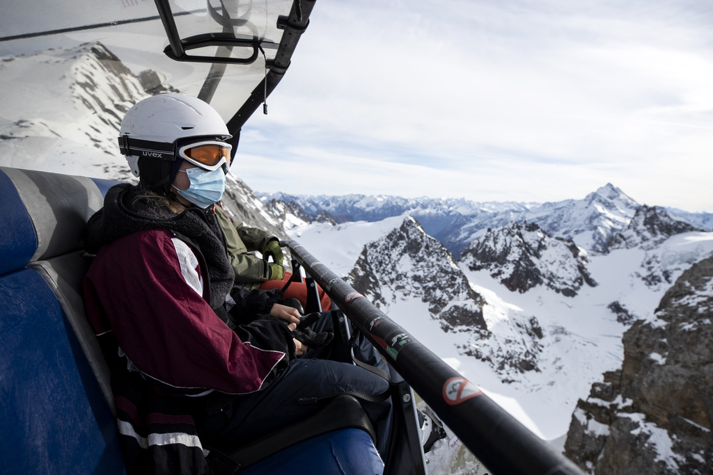 En Suisse, il est possible de skier, mais le masque est de rigueur.