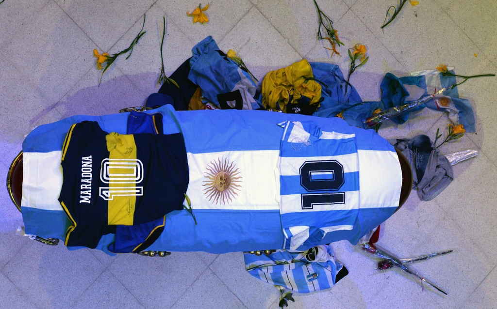 Le corbillard transportant le cercueil recouvert du drapeau argentin avait quitté le palais présidentiel en fin de journée. 