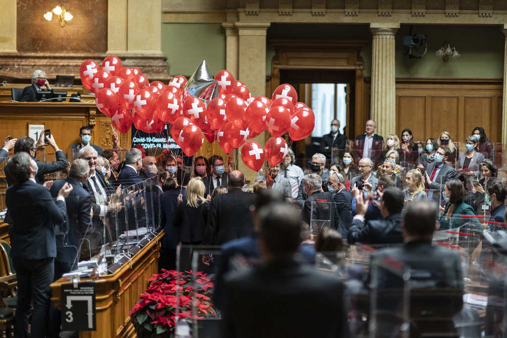 Des membres de tous les groupes parlementaires, portant 70 ballons, félicitent le conseiller fédéral Ueli Maurer (au centre gauche) pour son 70e anniversaire.