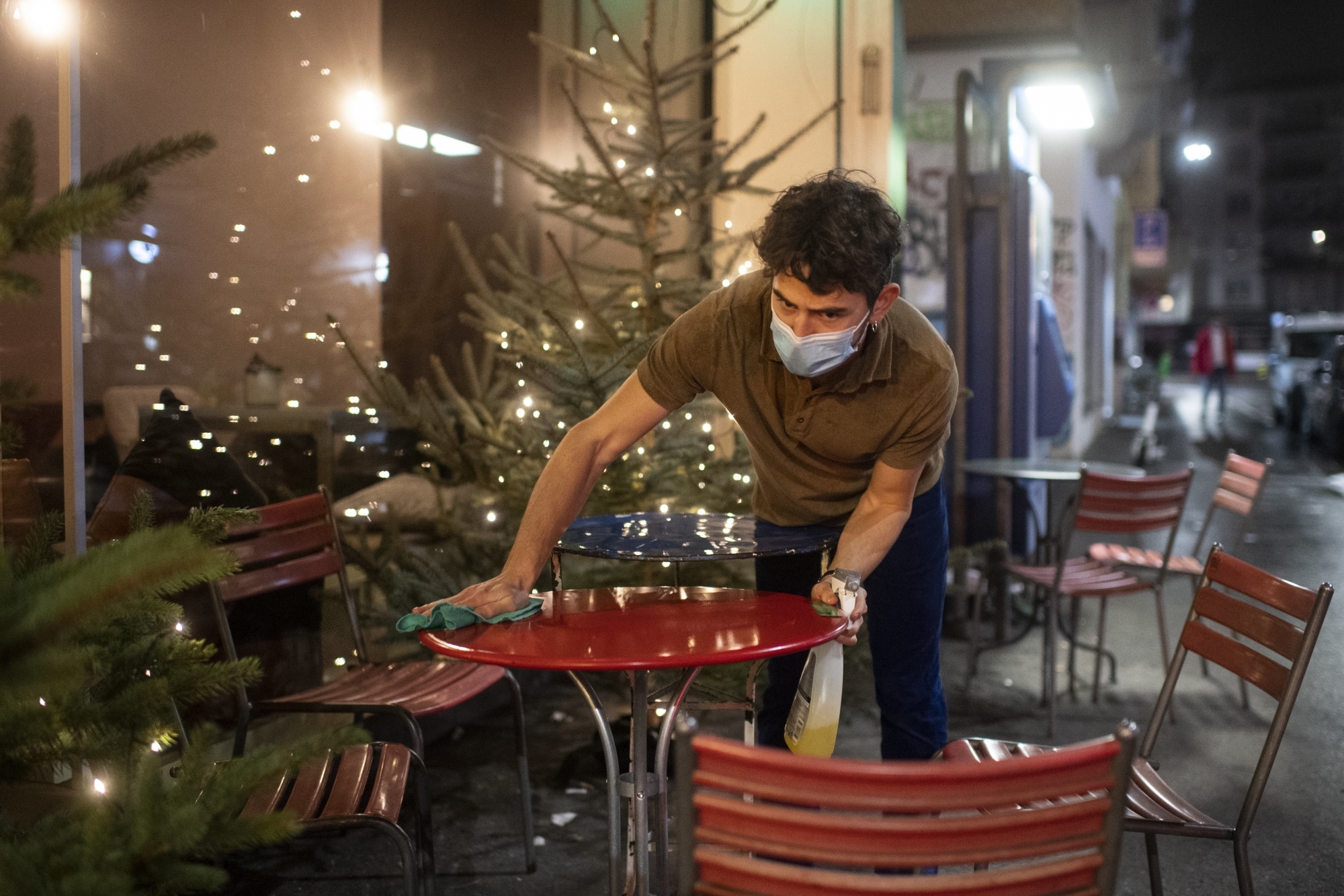 L’ouverture nocturne des restaurants dans les cantons romands reste dépendante d'un taux de reproduction inférieur à 1.