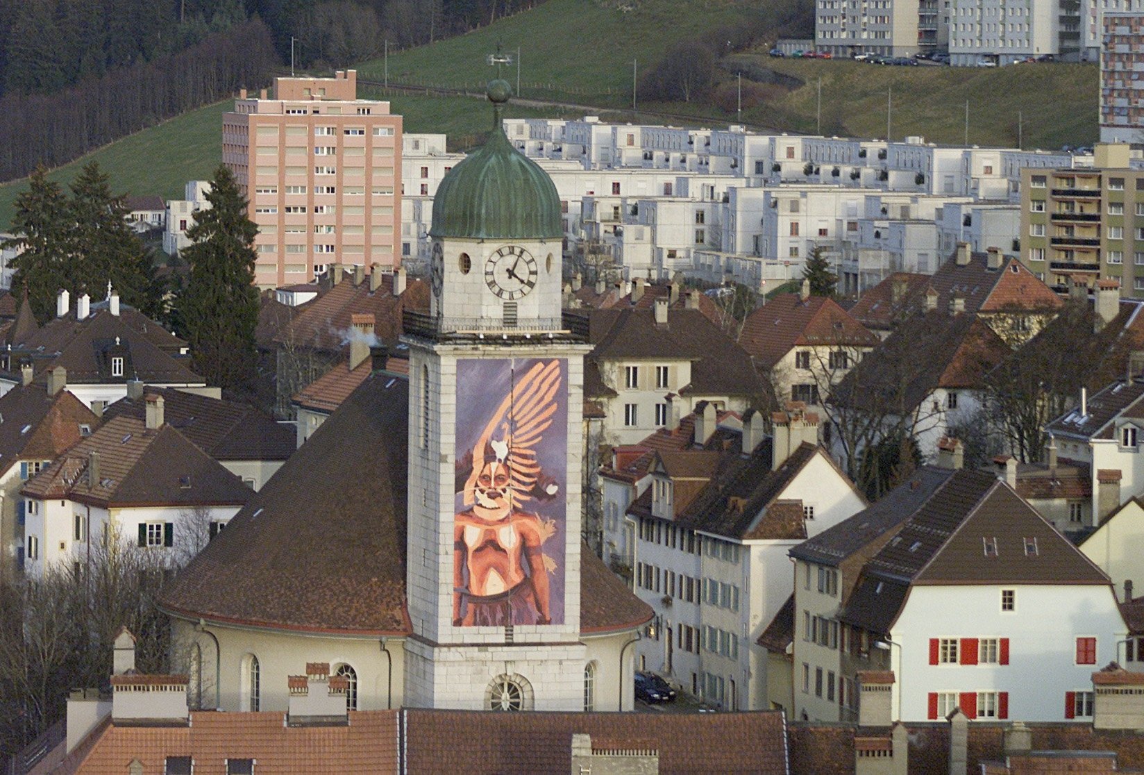 Le 1er décembre 2002, la première toile du calendrier de l’Avent géant est dévoilée sur le Grand Temple de La Chaux-de-Fonds. Vingt-trois autres créations seront affichées sur des bâtiments de la cité.
