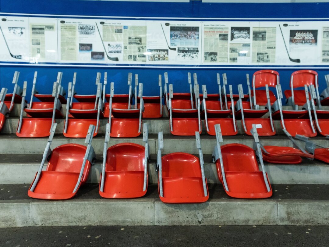 Chaises vides et tribunes vides, les stades neuchâtelois pleurent leurs spectateurs.