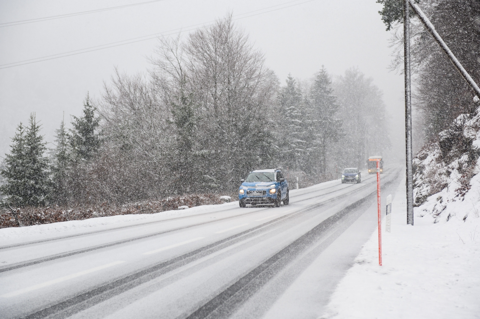 La neige sème la pagaille sur les routes neuchâteloises, notamment dans la région de Rochefort, ce vendredi (ici la route de la Tourne, l'hiver dernier).