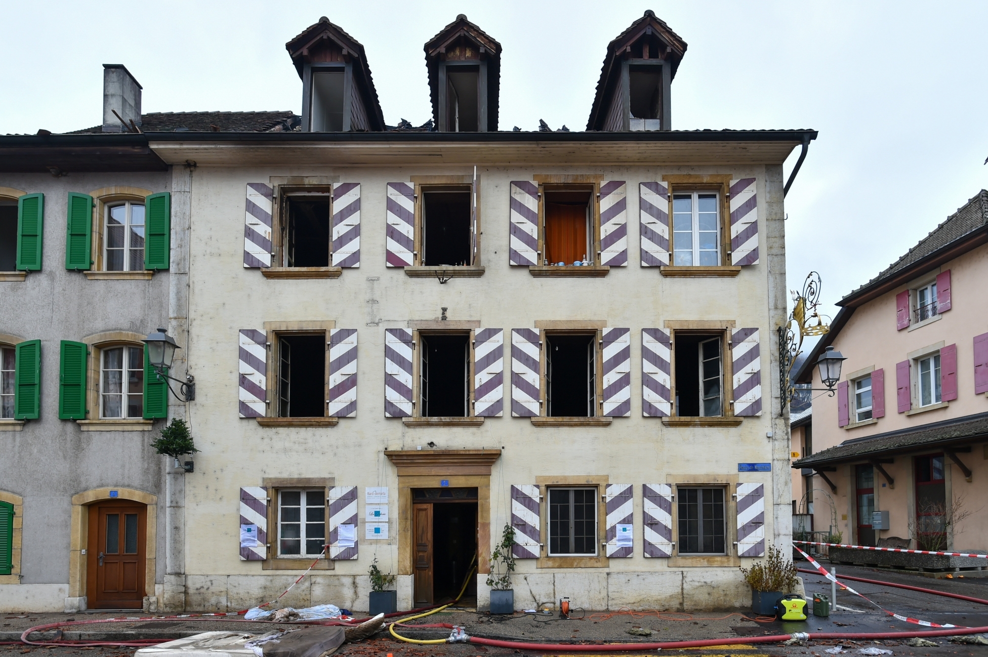 L'immeuble de la Couronne, samedi matin, après l'incendie de la nuit précédente.