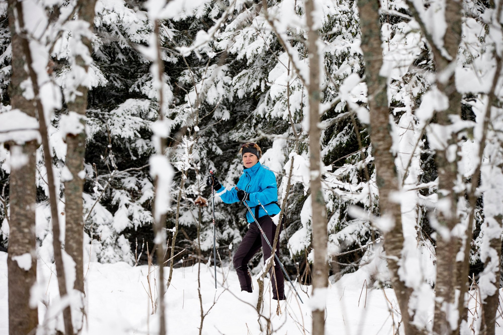 Zsuzsanna Béri, ici lors d'une sortie à ski de fond ce lundi à La Vue-des-Alpes, éprouve le besoin de sortir et de bouger.