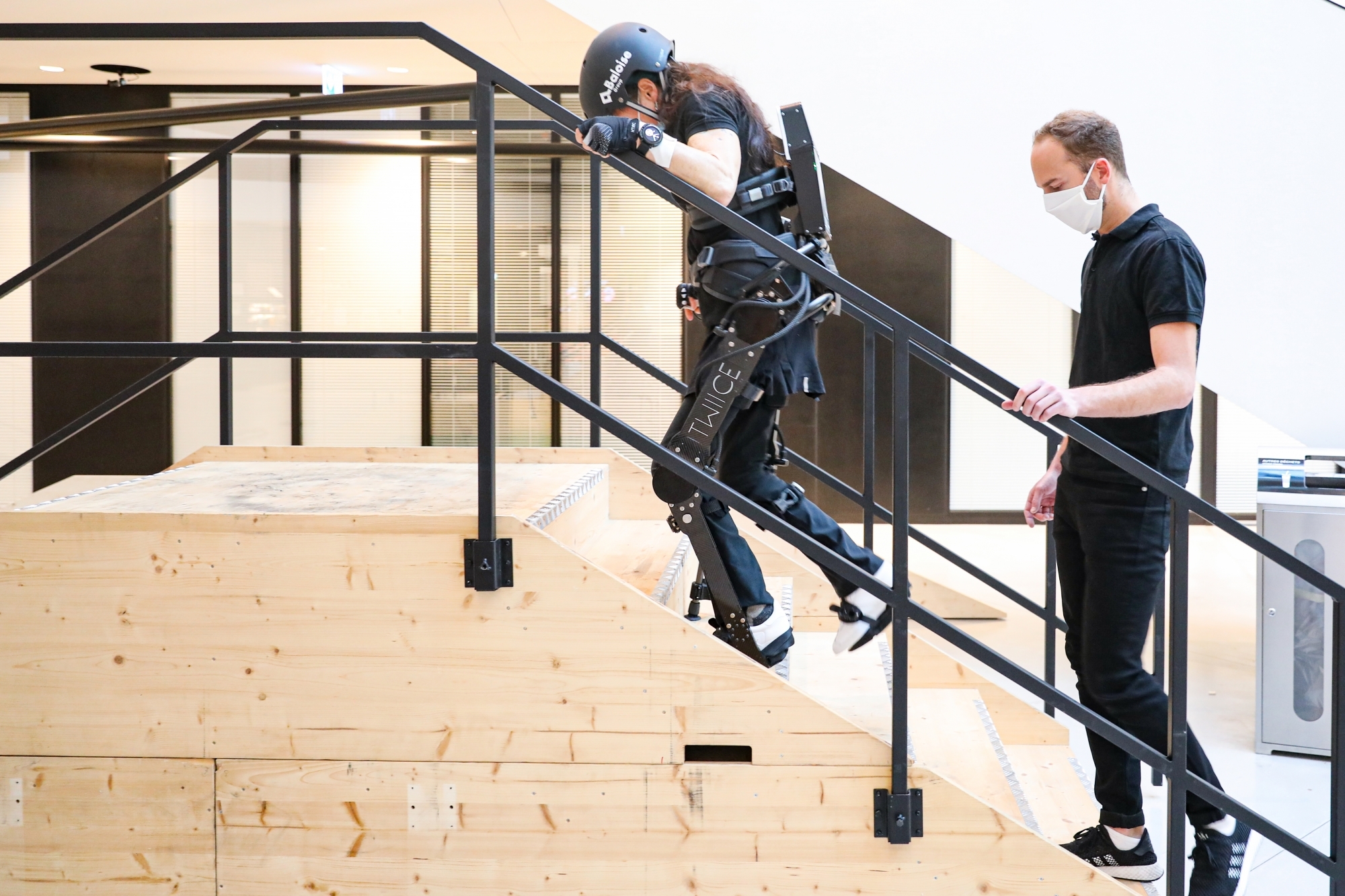 L’entreprise Sonceboz SA s’est installée au cœur du campus de l’EPFL pour développer des projets de recherche. Parmi les plus avancés figure l’exosquelette TWIICE qui permet aux paraplégiques de se lever et de marcher.