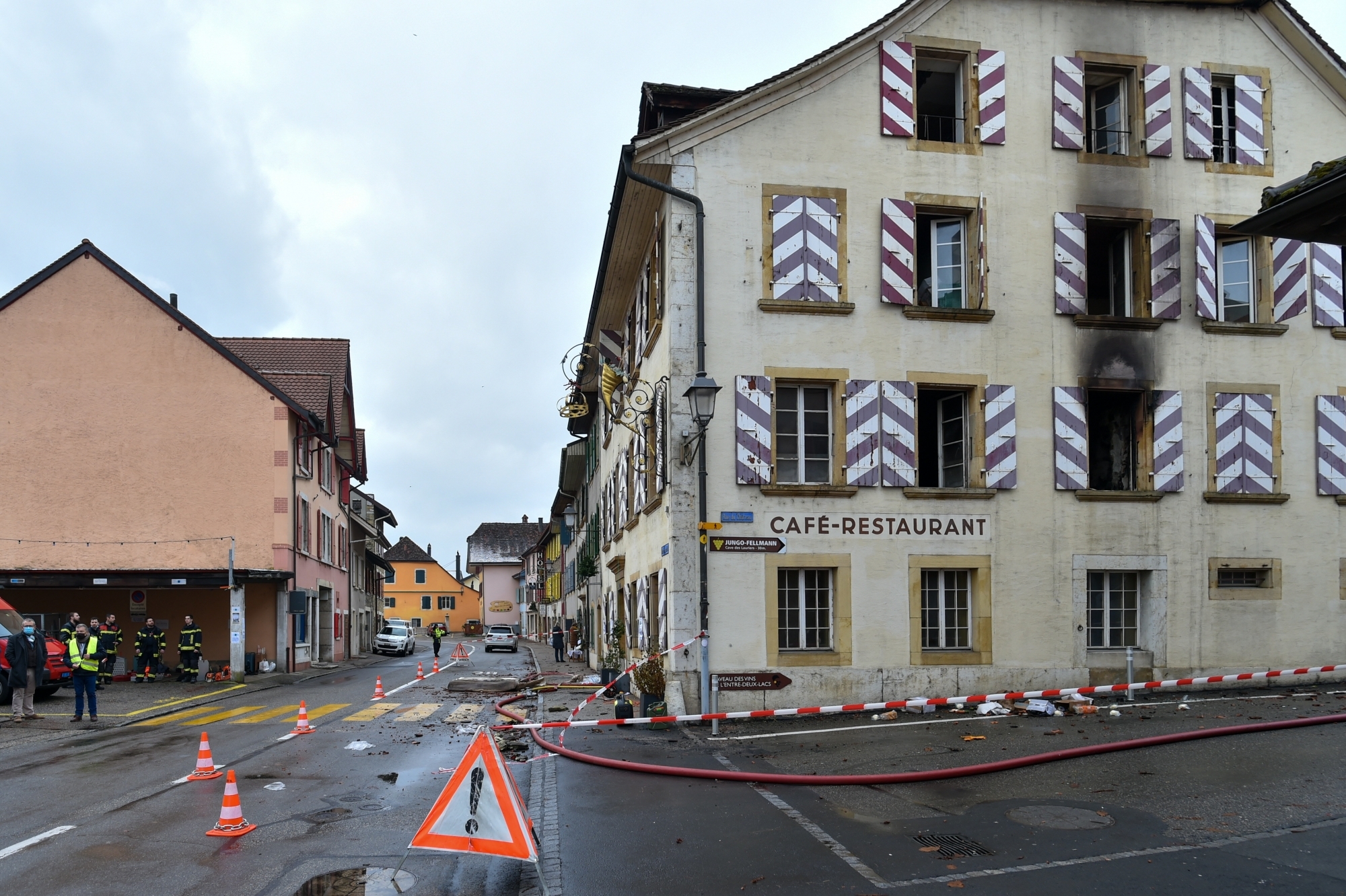 En plus de l'ancien restaurant de La Couronne, les trois immeubles mitoyens ont été évacués.