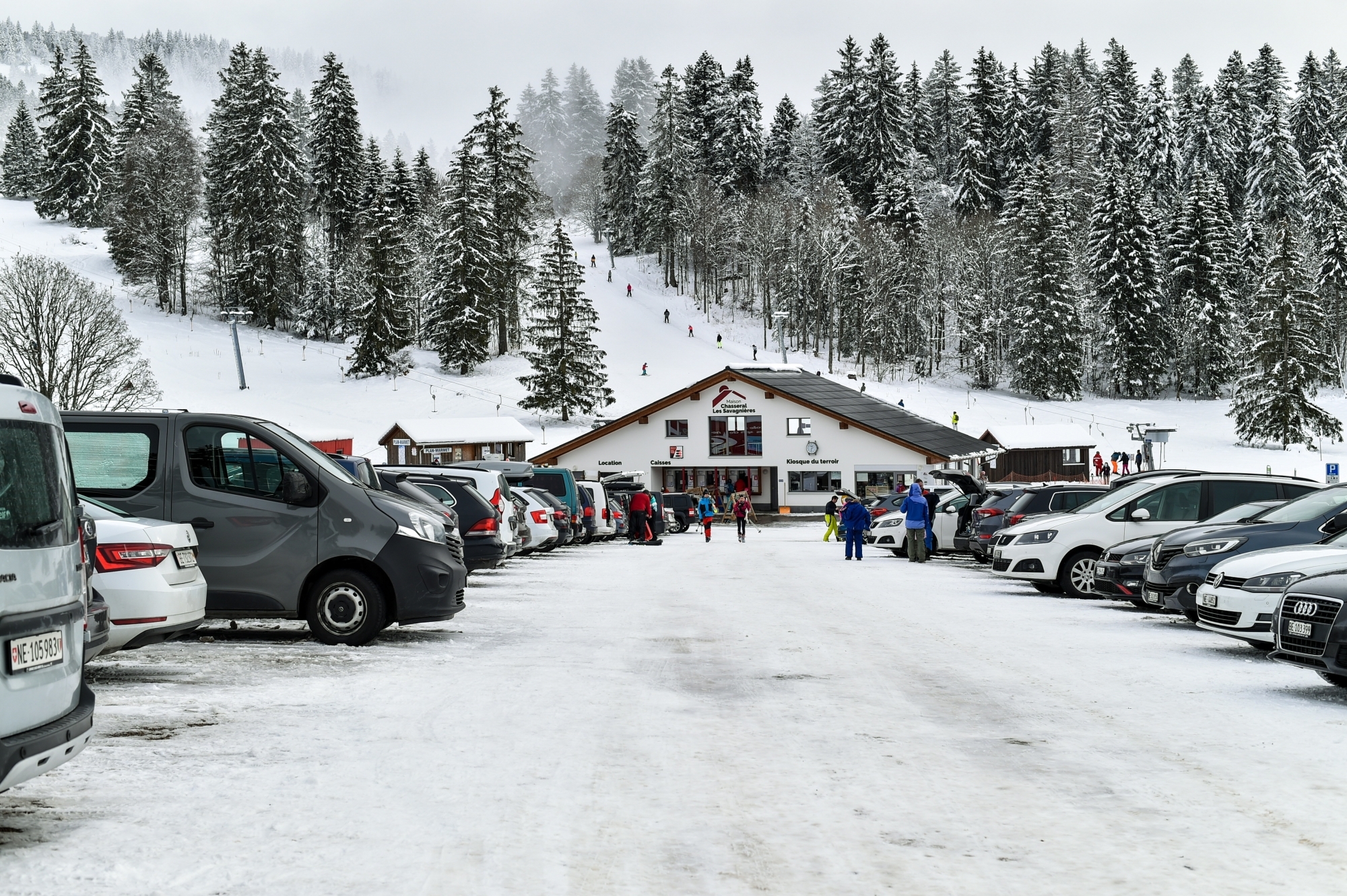 Les parkings des Bugnenets-Savagnières sont pris d'assaut par beau temps, pas uniquement par des skieurs.