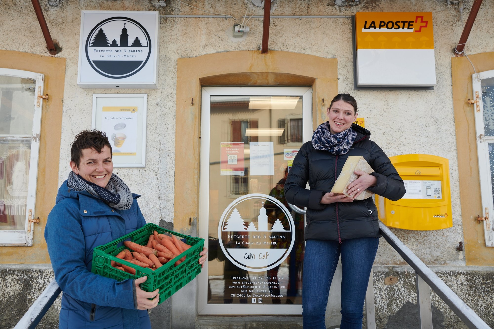 Emilie Baehler Heger et Honorine Haldimann, toutes deux membres de la coopérative des 3 sapins qui a permis de sauver l'épicerie de La Chaux-du-Milieu.