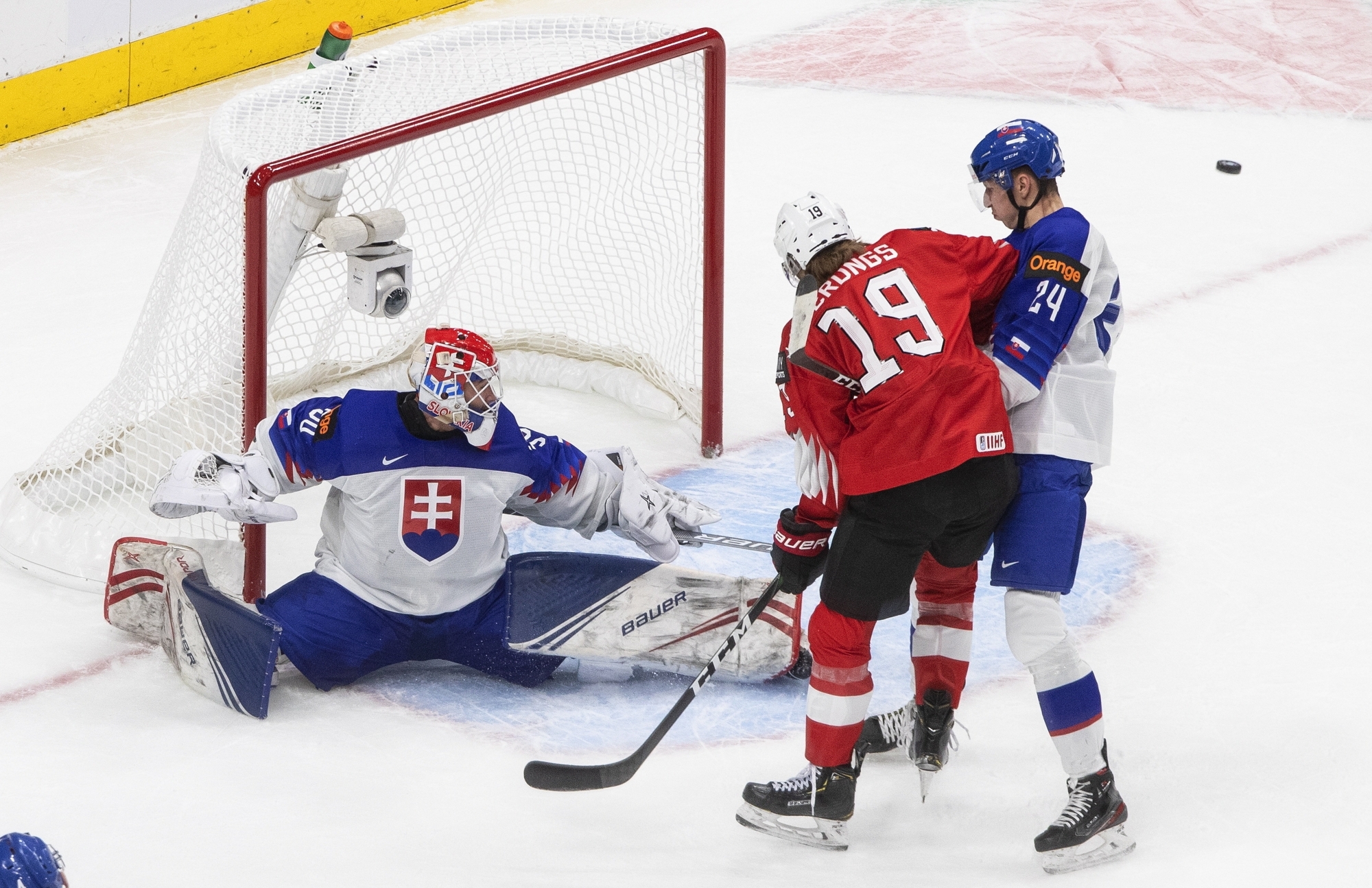 Keanu Derungs (19) et son équipe se sont heurtés à la Slovaquie du gardien Simon Latkoczy (30).