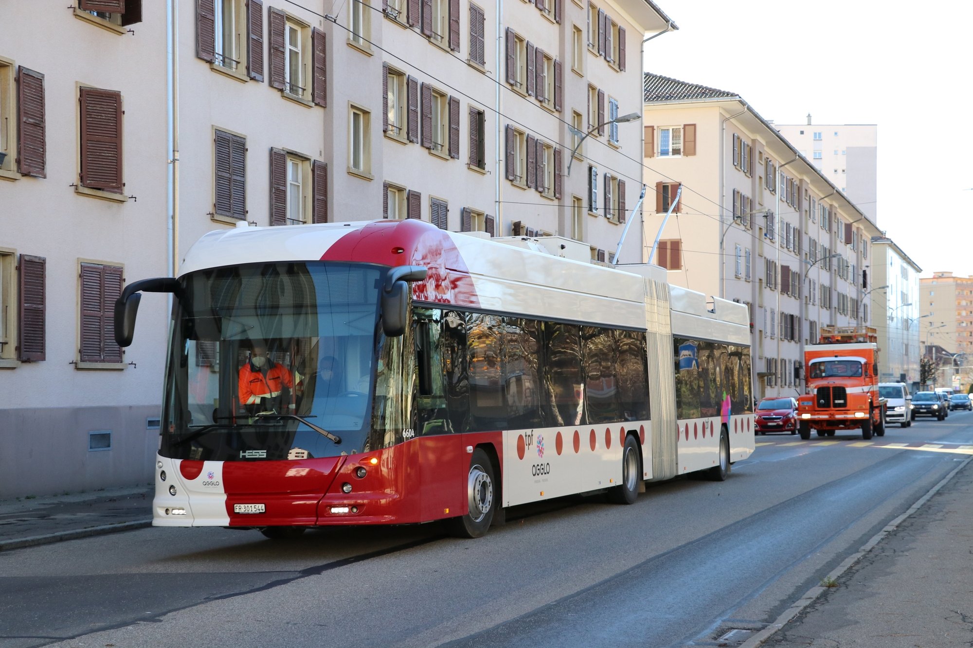 Un trolleybus à batterie de la compagnie fribourgeoise lors d'un essai à La Chaux-de-Fonds.