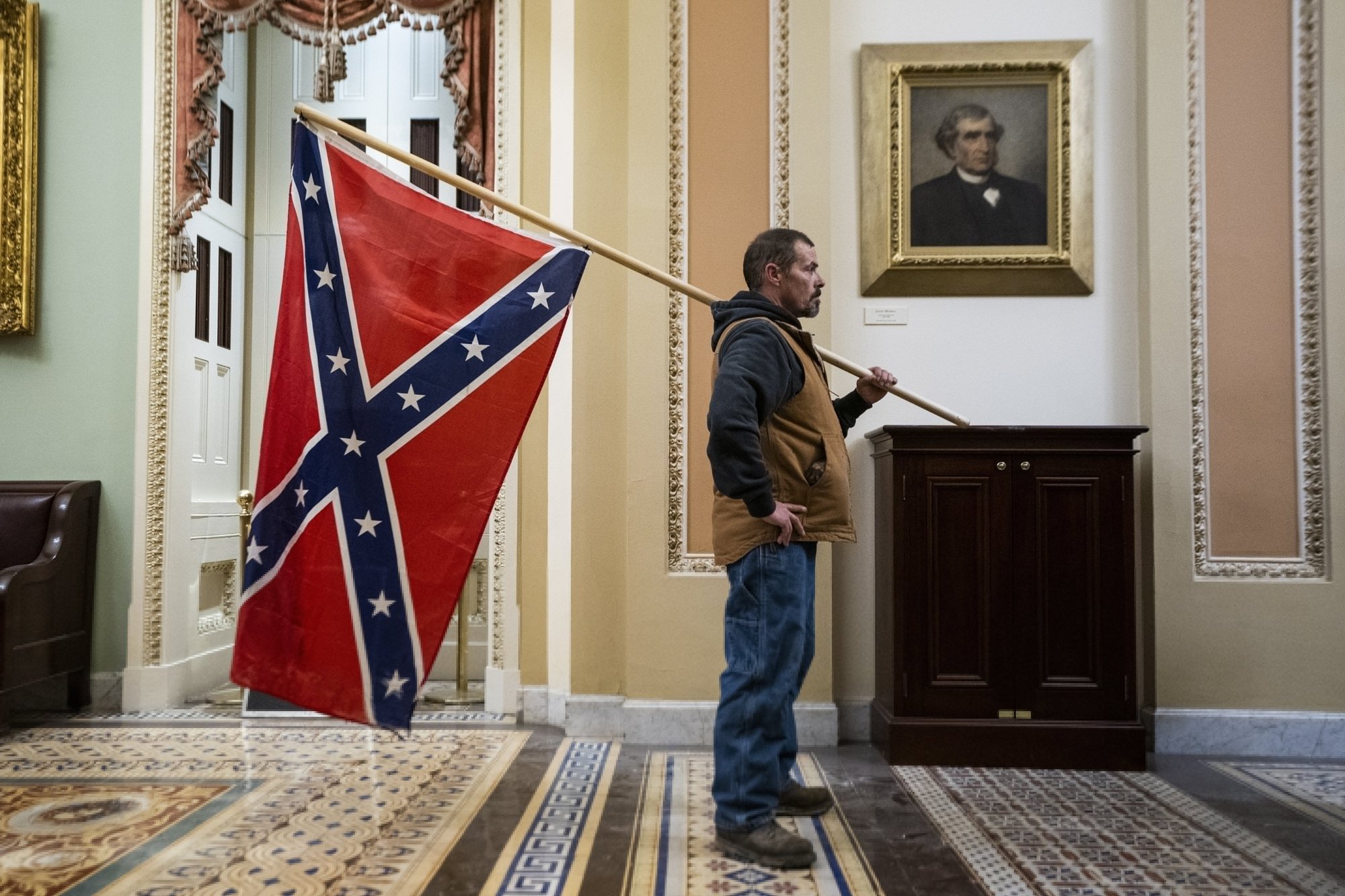Le 6 janvier 2021, les partisans de l’ex-président Donald Trump, ici avec le drapeau des Confédérés, ont envahi le Capitole pour invalider l’élection du 3 novembre.