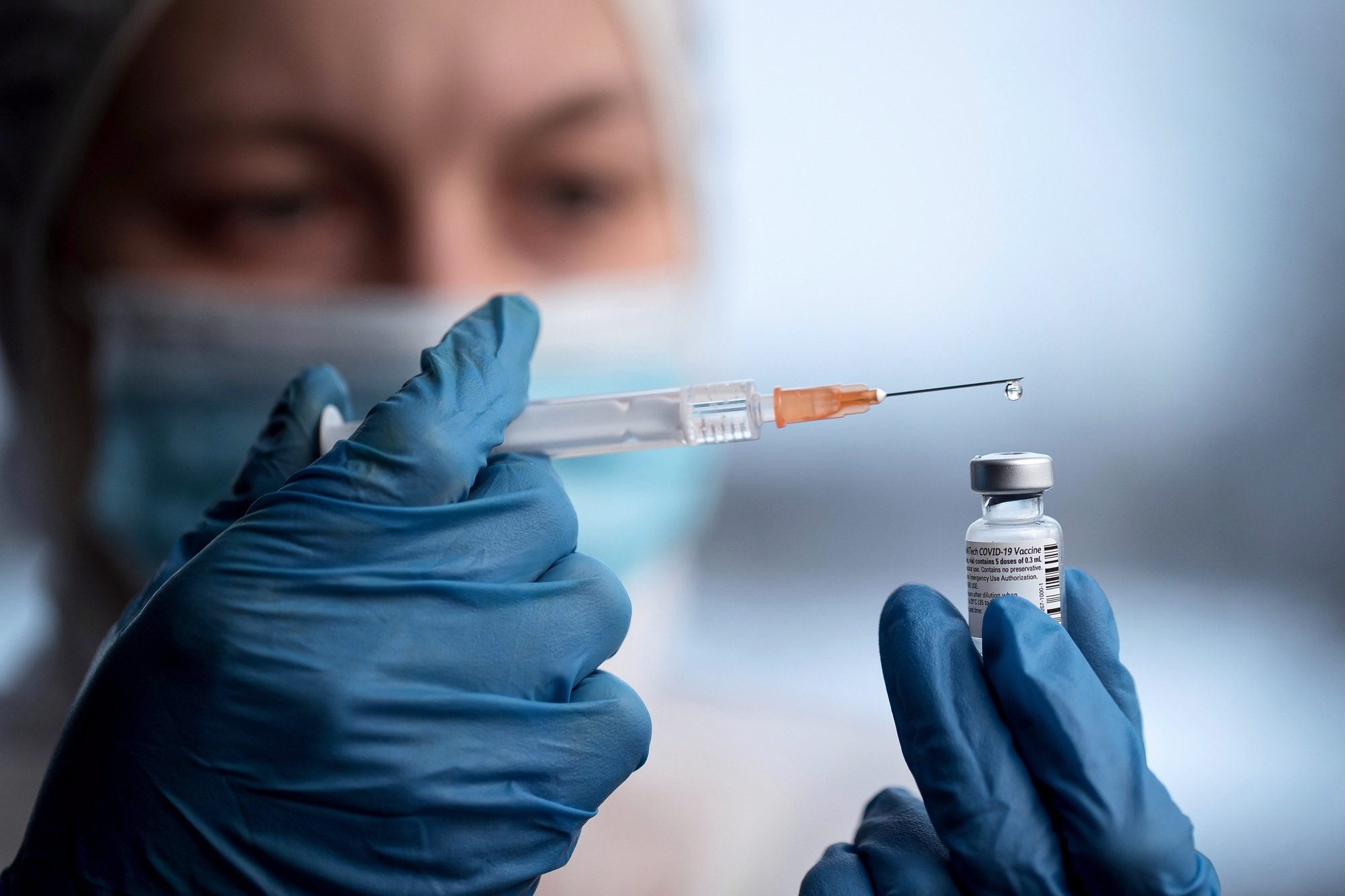 A partir d'un flacon du vaccin Pfizer, on peut obtenir six doses à injecter aux patients.