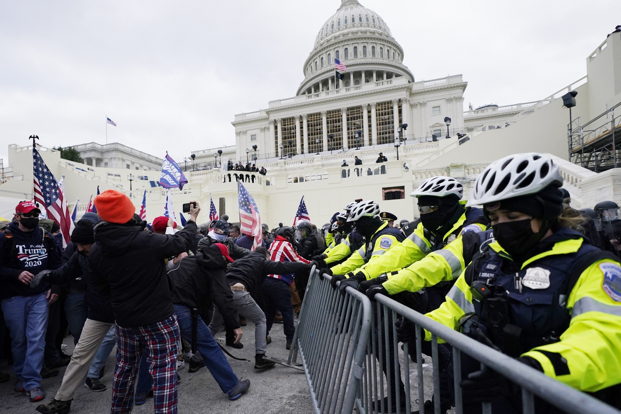 Les partisans de Trump, réunis par milliers à Washington, n’ont pas hésité à forcer les barrages de sécurité et à pénétrer dans le Capitole.