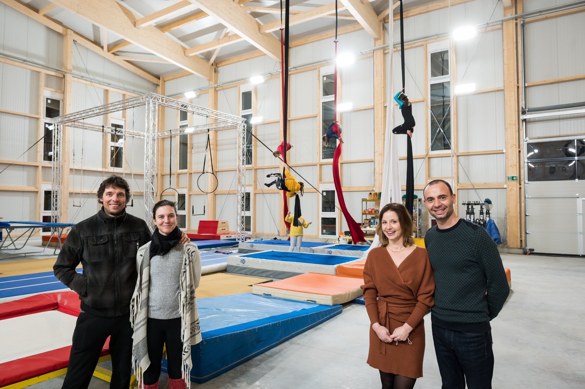 L'école de cirque et de trapèze volant est gérée par François Noël, trapéziste, et Yann Burgat, gérant du manège de Colombier, ainsi que leurs épouses respectives.