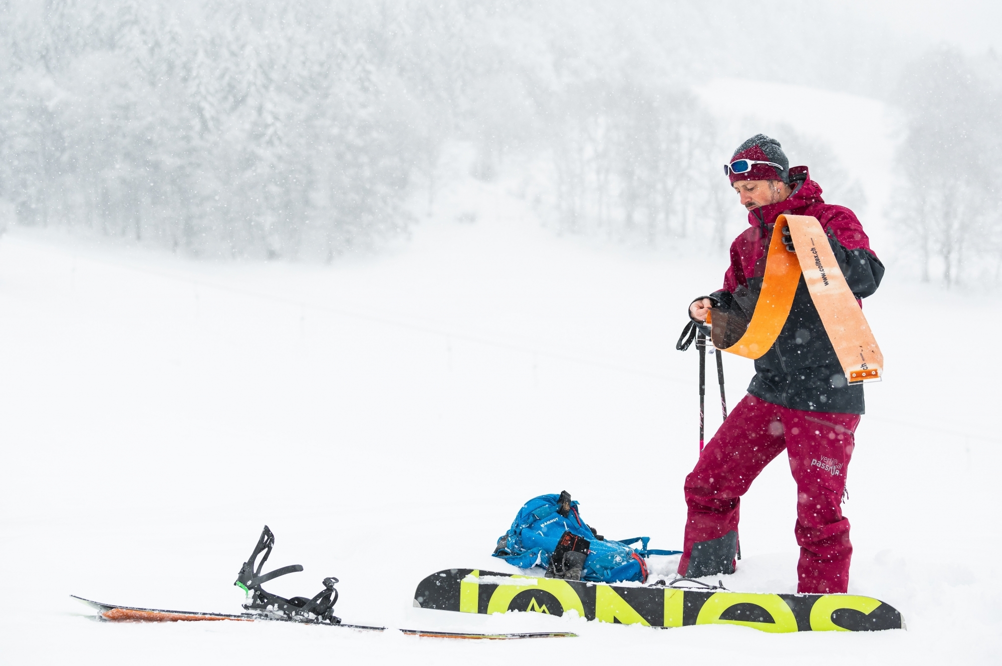 Vincent Cassi, pratiquant de splitboard, assemble ses deux skis pour former un snowboard.