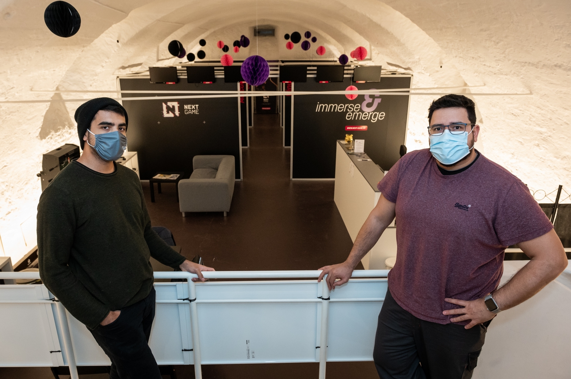 Estevan Comte (à g.) et Julien Invernizzi craignent de ne pas pouvoir rouvrir Next game, centre de réalité virtuelle à Neuchâtel.