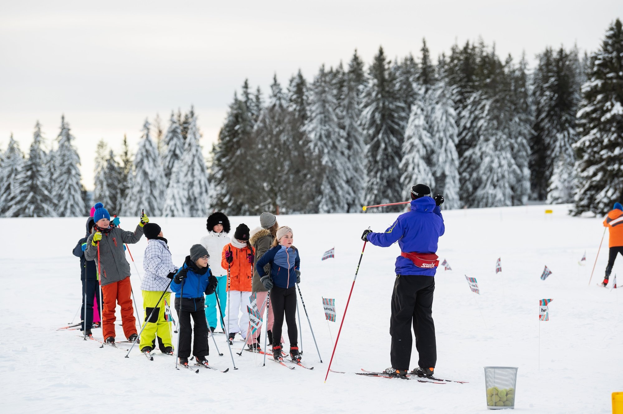 Les élèves chaux-de-fonniers de 7e Harmos sont initiés au ski de fond sur les hauts de la ville, au Maillard.