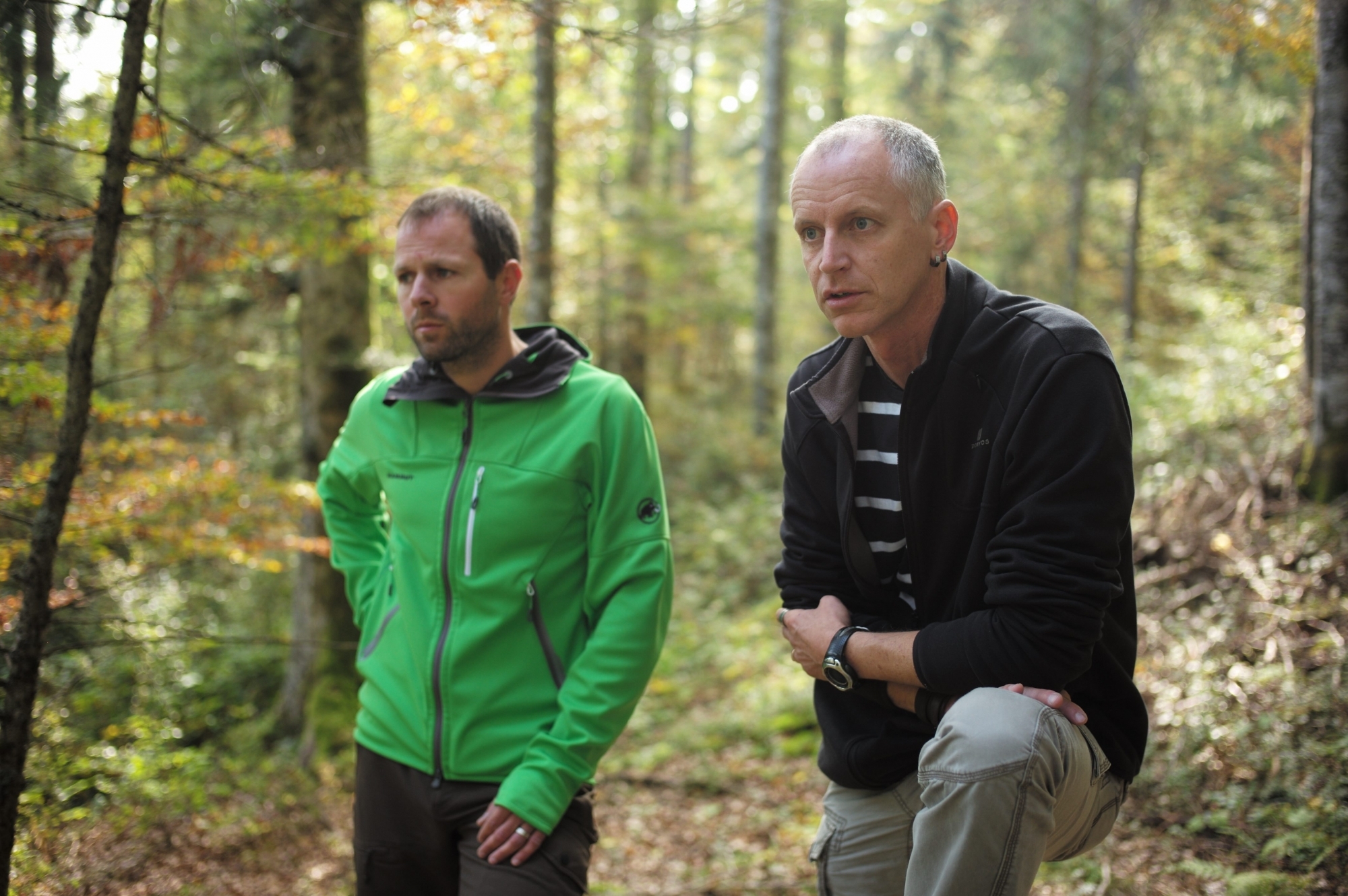 Pierre Alfter (en noir; ici avec le forestier Christian Luethi) est le nouvel ingénieur forestier cantonal.