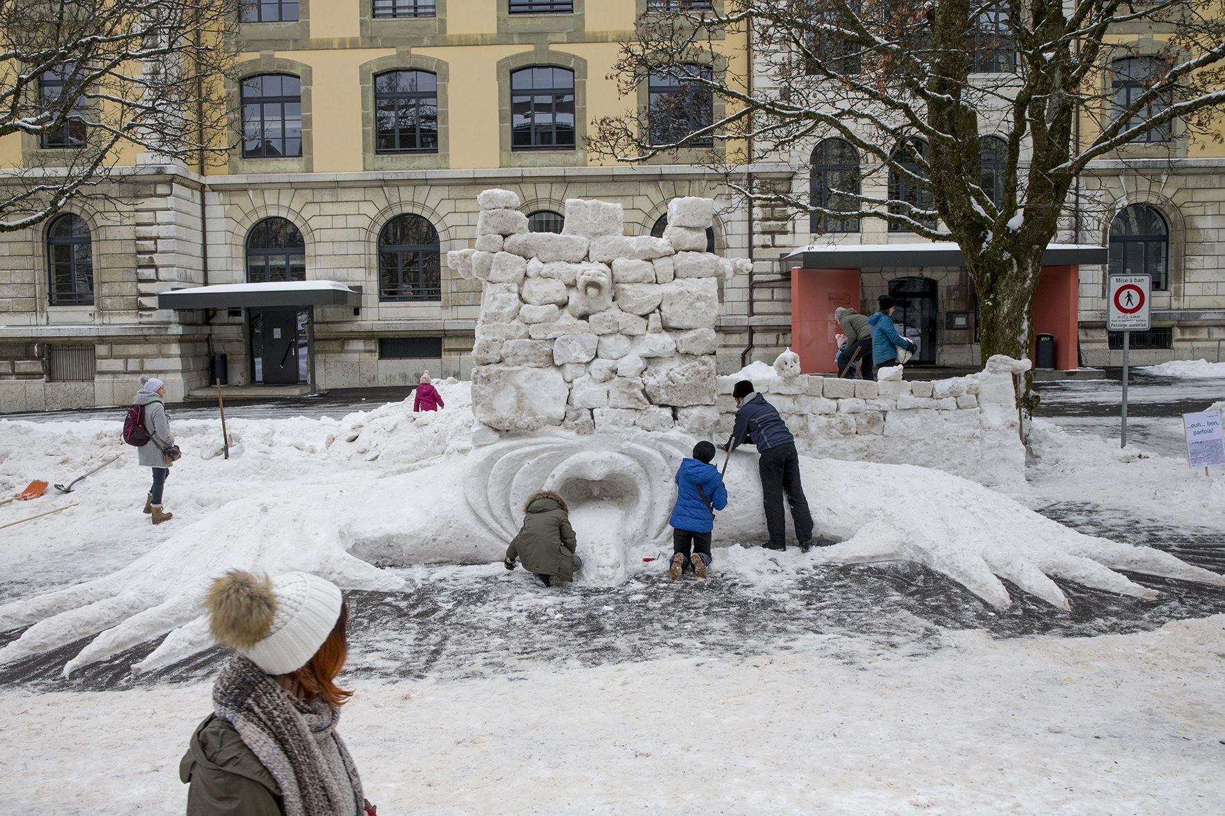 Chaque année, sculpteurs amateurs et confirmés se donnent rendez-vous à La Chaux-de-Fonds pour bâtir de grandes créatures de glace.