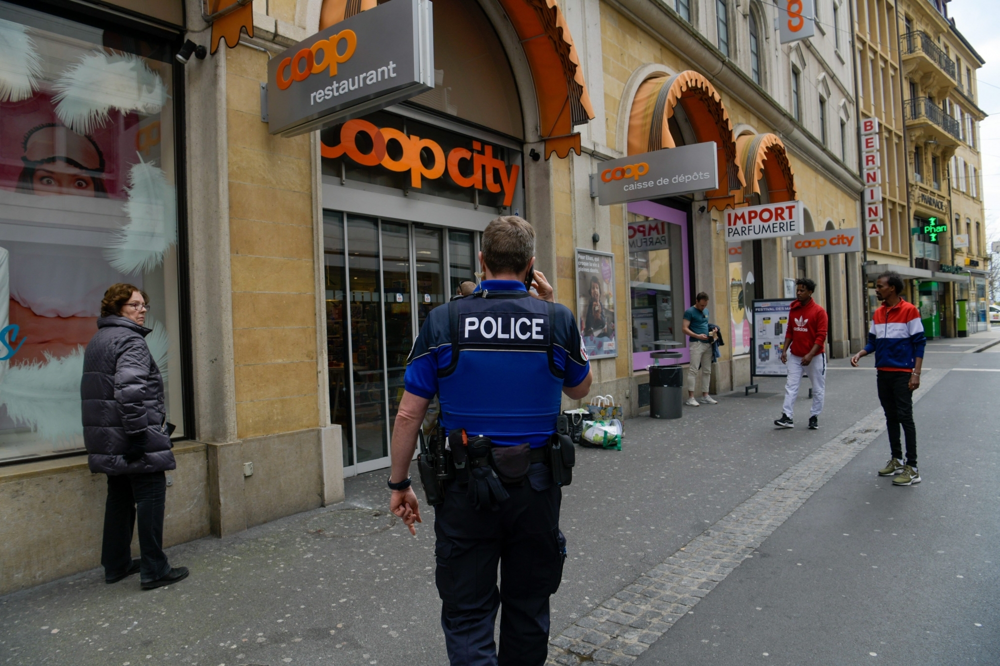 Deux policiers ont été légèrement blessés lors d'une intervention au centre-ville de Neuchâtel (image d'illustration).