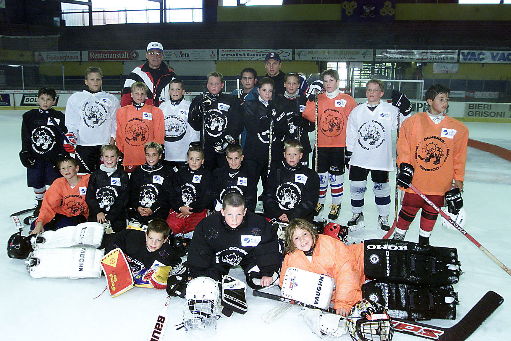 Jan Soukup aimait travailler avec les jeunes. Il se trouve ici (derrière le groupe à gauche) en compagnie d'hockeyeurs de l'Ecole internationale de hockey. C'était le 23 juillet 2001 aux Mélèzes.