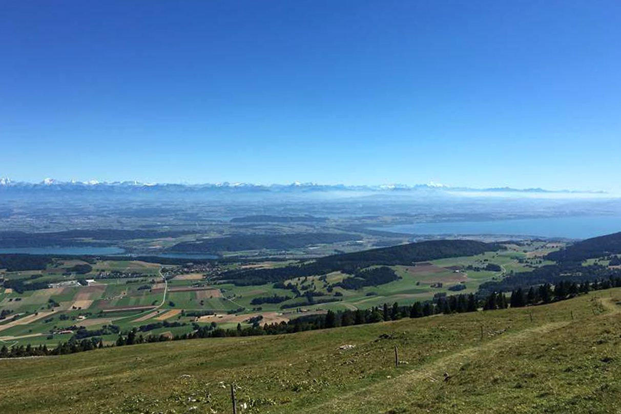 Jura & Trois-Lacs a été créée en 2001 pour la promotion de l'offre touristique de la chaîne du Jura et des trois lacs, de Neuchâtel, de Fribourg, de Berne et de Vaud.