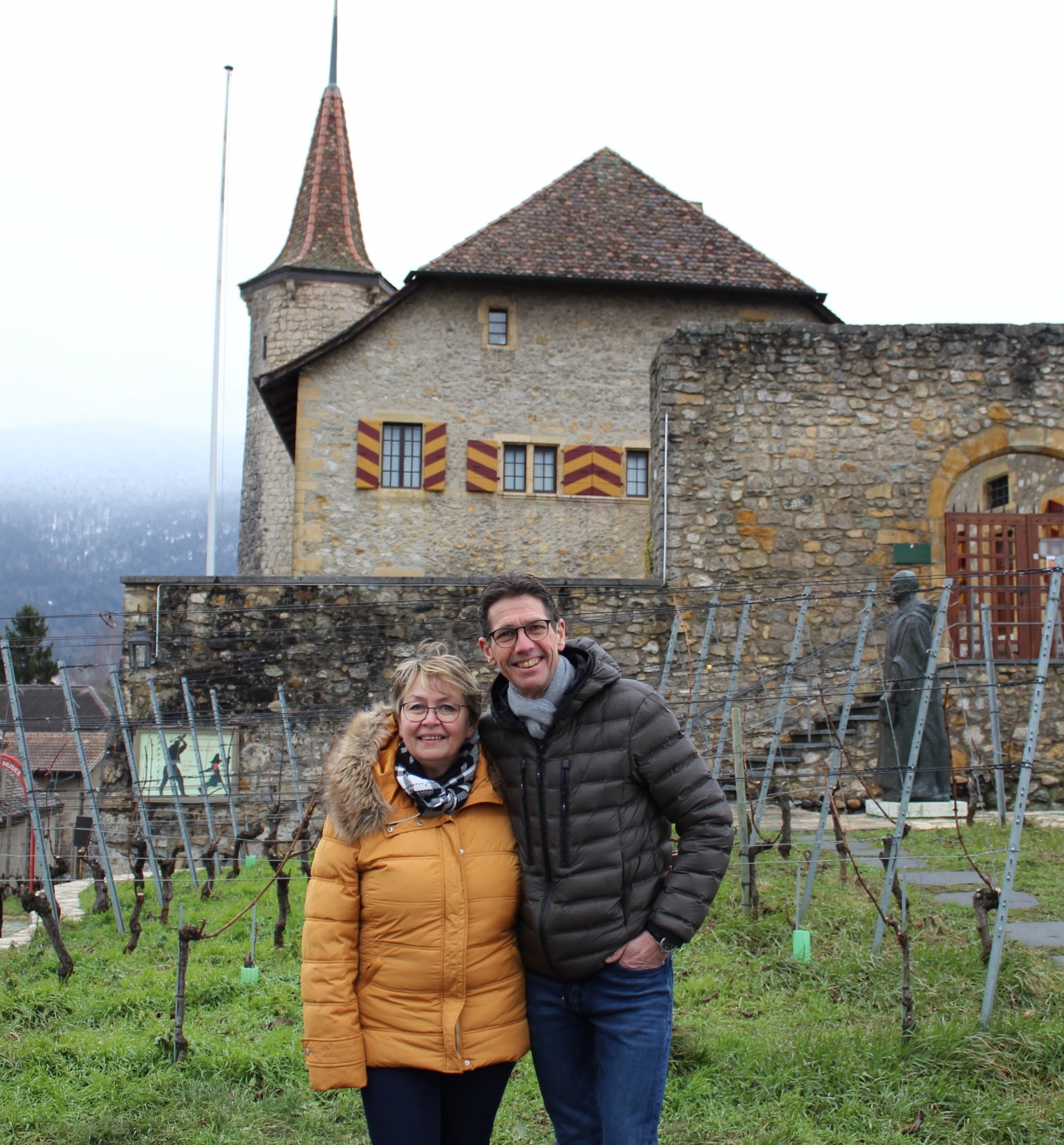 Marianne et Pierre-Alain Rohrer devant le Château de Boudry.