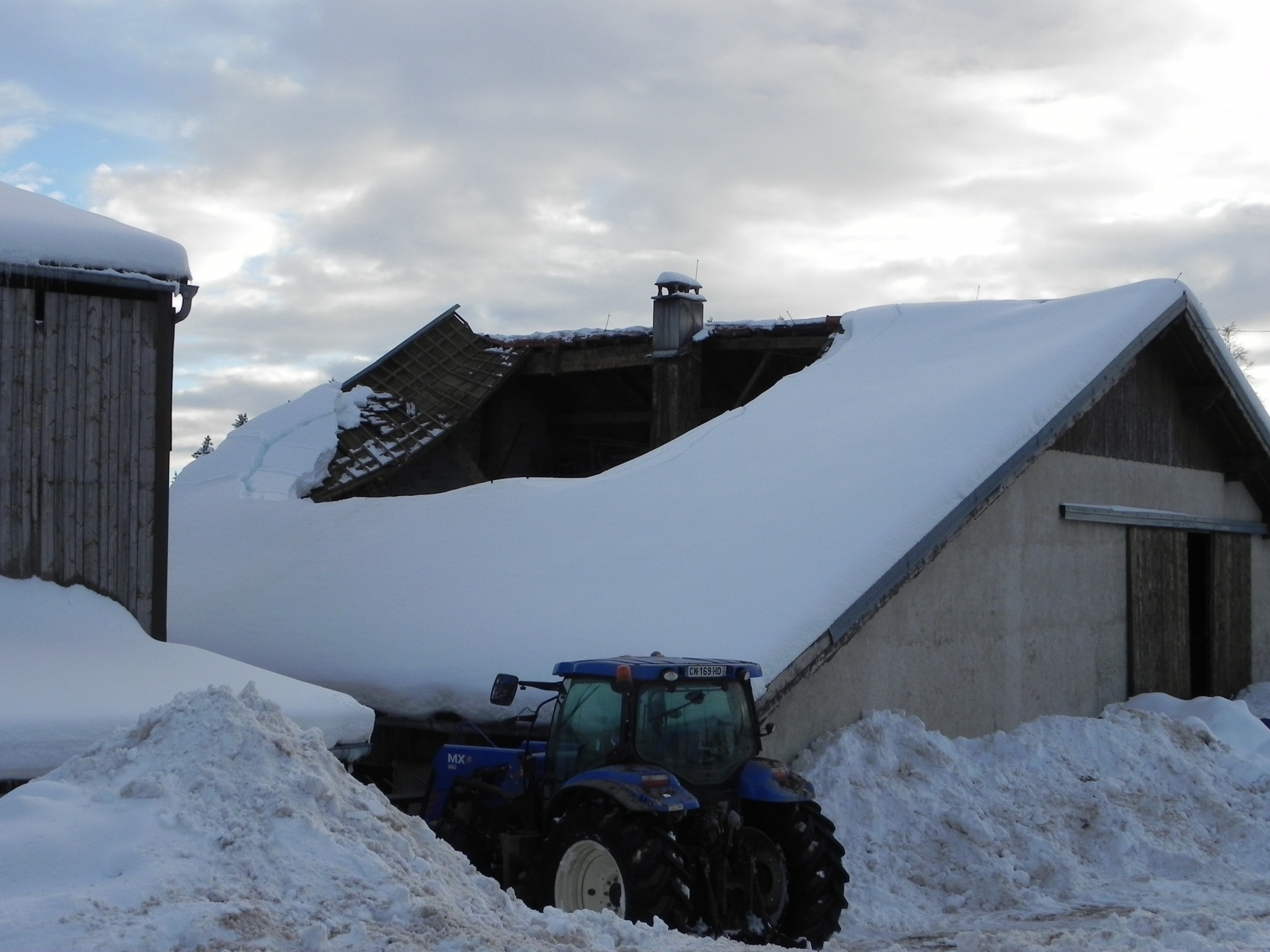 La toiture d'une grange, en France voisine, n'a pas résisté au poids de la neige lundi.