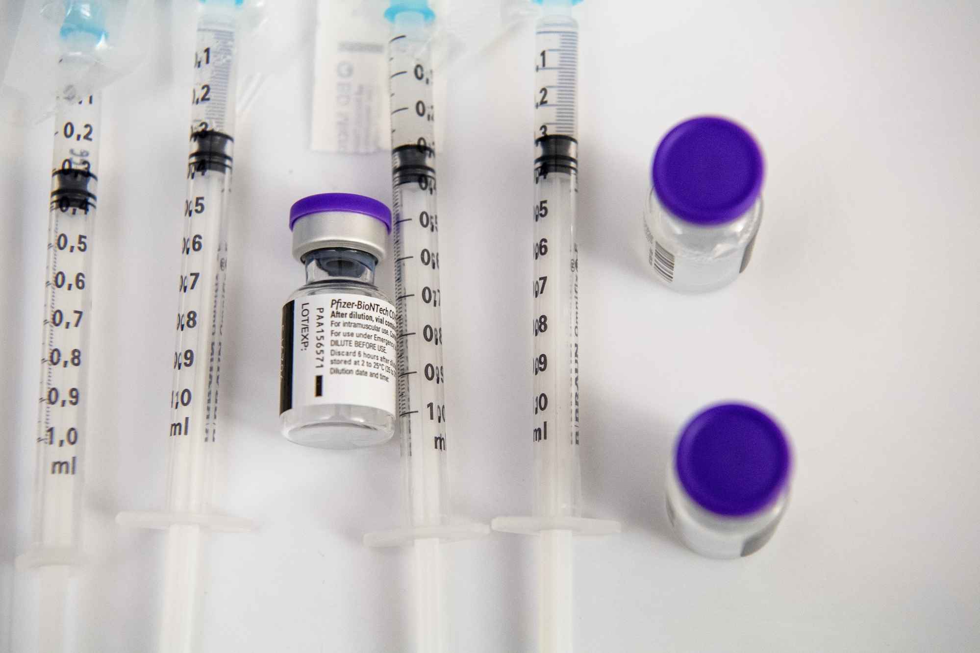 "En l’état actuel des connaissances, le vaccin contre le Covid-19 semble conserver toute son efficacité contre ce nouveau variant", disent les autorités sanitaires neuchâteloises.