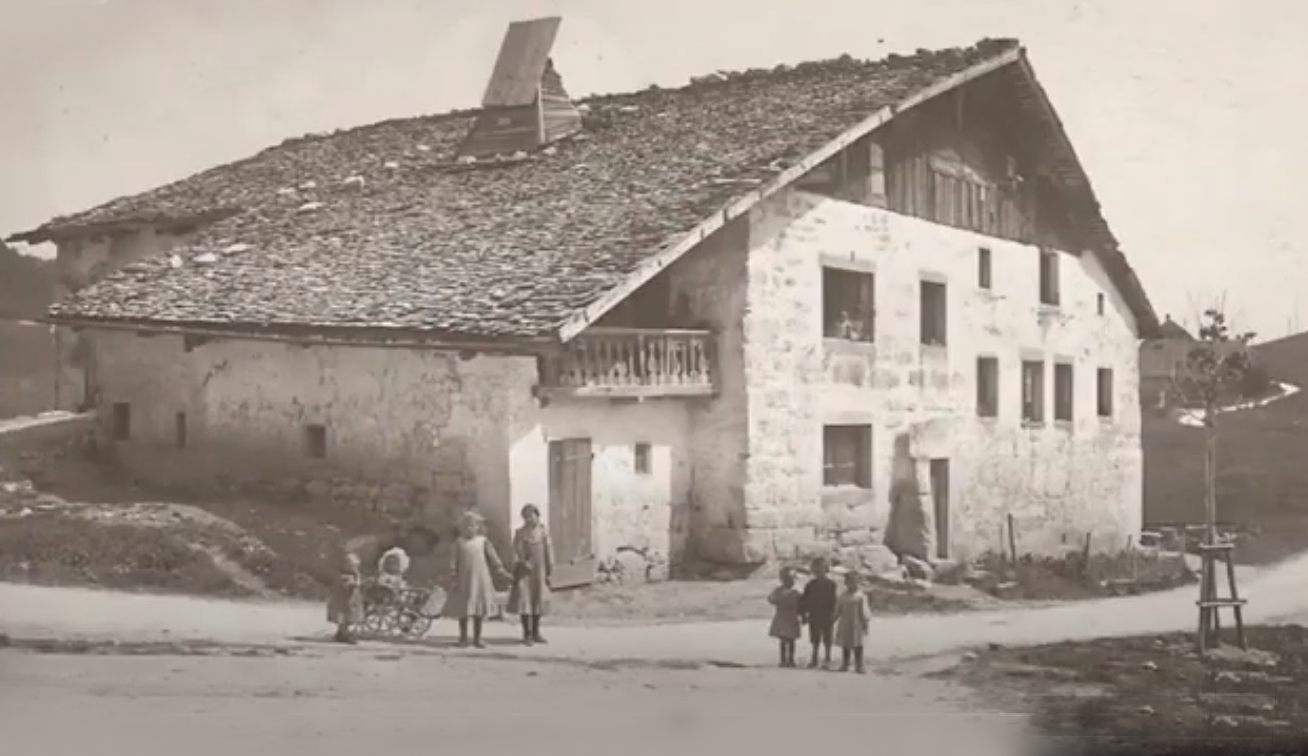La "maison du diable", au Locle, avant sa démolition en 1912.
