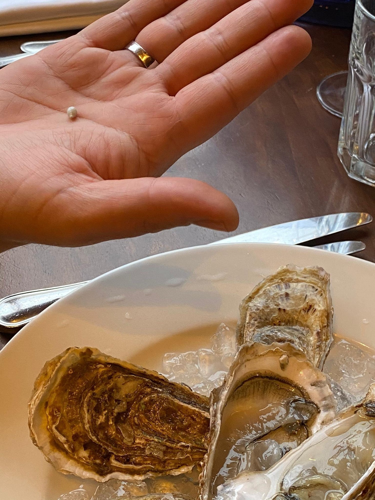 Un client de la Brasserie de l'hôtel de ville, à La Chaux-de-Fonds, a eu la surprise, en dégustant ses huîtres, de mordre dans une perle.