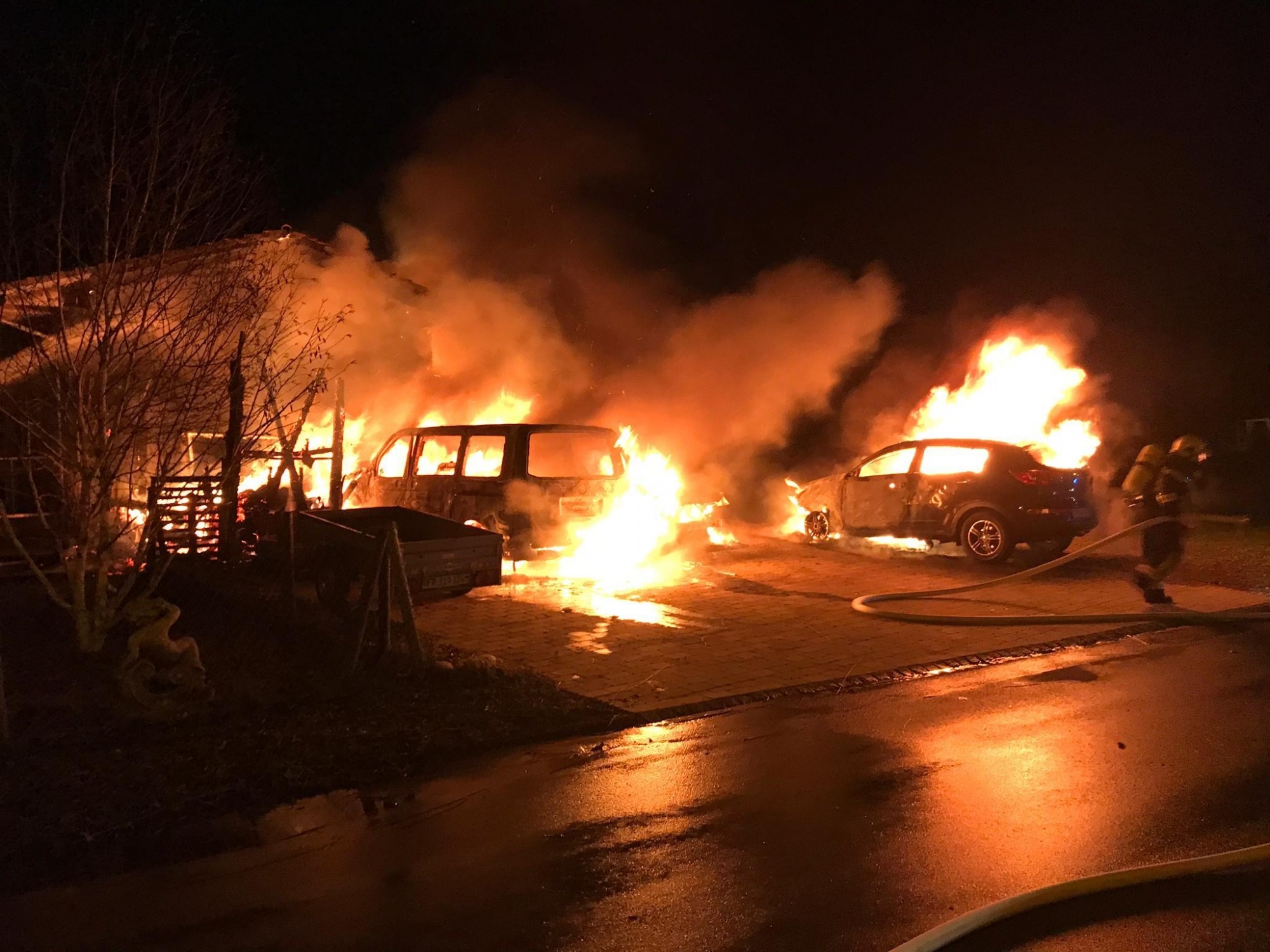 Trois voitures, une moto, un scooter, une remorque et deux vélos ont brûlé dans la nuit, à Mur (VD).