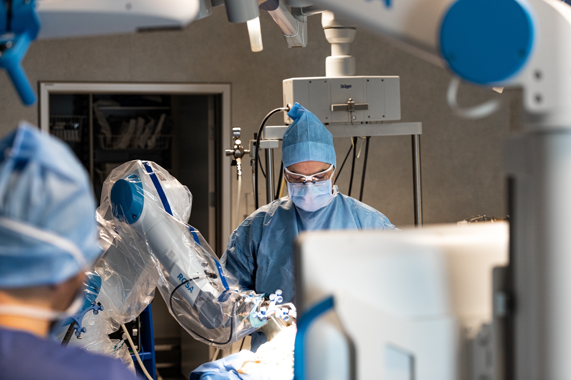Le Dr Vincent Villa, chirurgien orthopédiste, assisté par la technologie médicale robotisée lors d'une opération du genou.