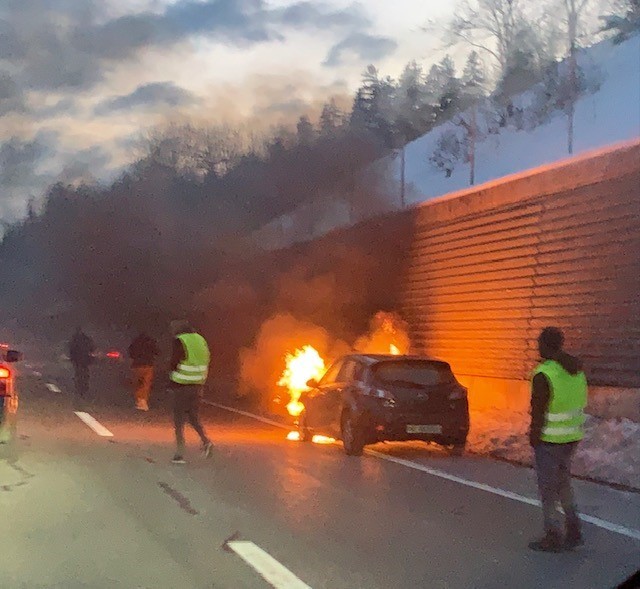 Une voiture en feu à la sortie du tunnel des Hauts-Geneveys ce samedi en fin d'après-midi.