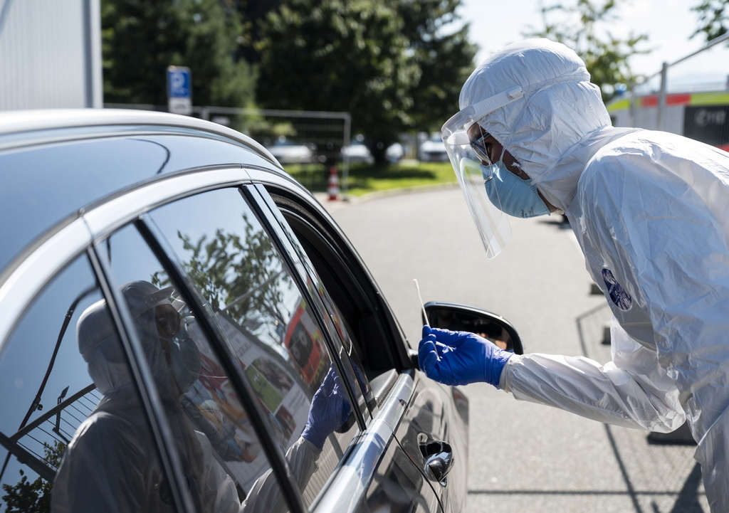 Le système devrait s'appliquer aussi bien aux personnes qui souhaitent entrer en Suisse qu'aux résidents qui rentrent.