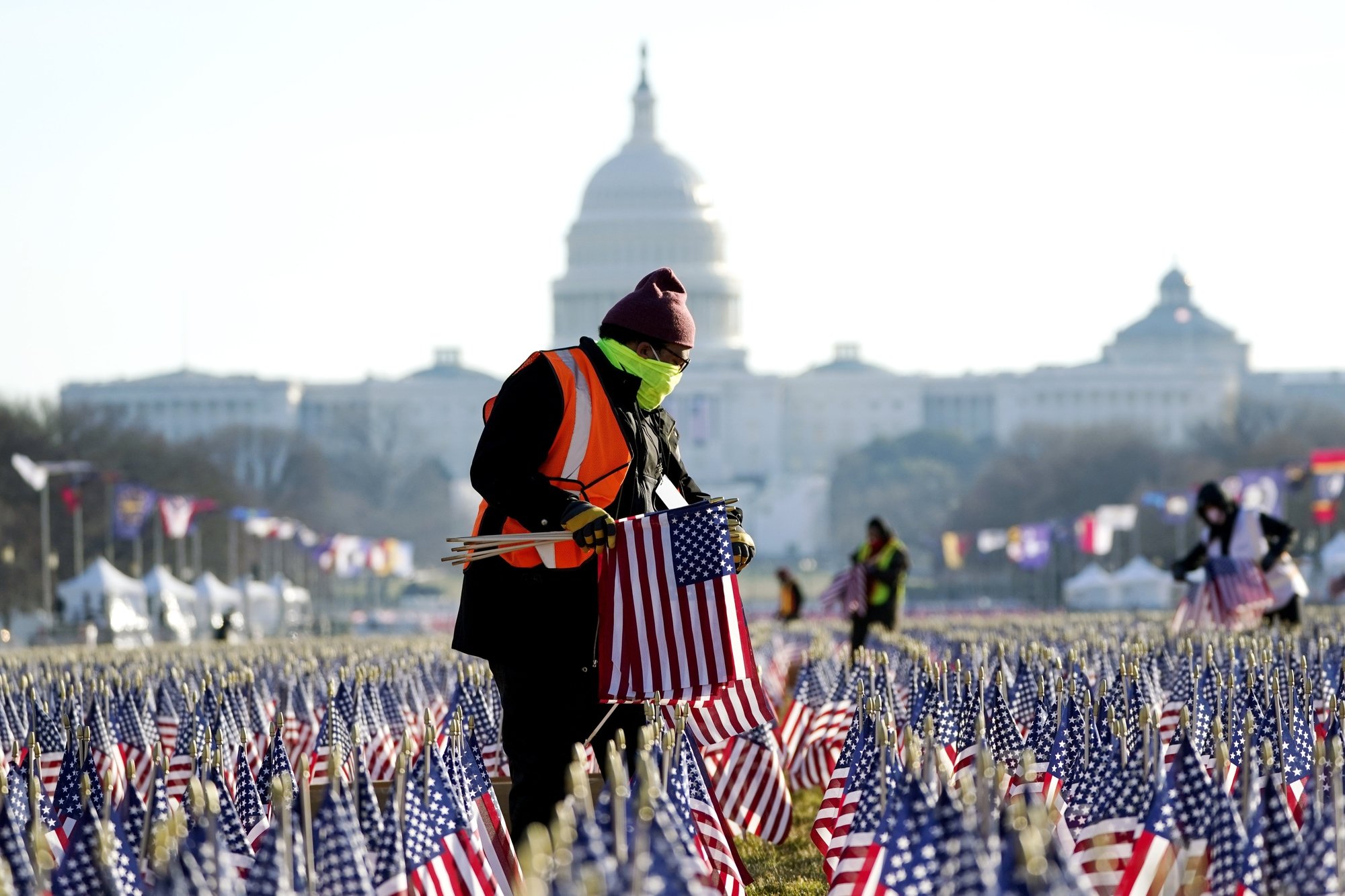 Le jour de son investiture, Joe Biden a fait planter plus de 200 000 drapeaux américains devant le Capitole en mémoire des quelque 400 000 Américains morts durant la pandémie.