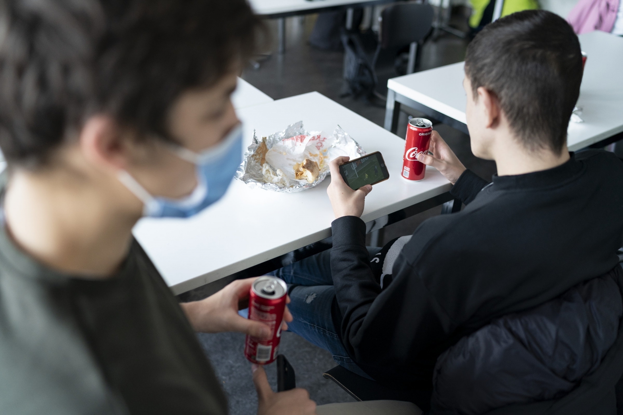 Il y a plus de risques de contamination dans les salles de classe car les élèves doivent parfois y manger à midi.