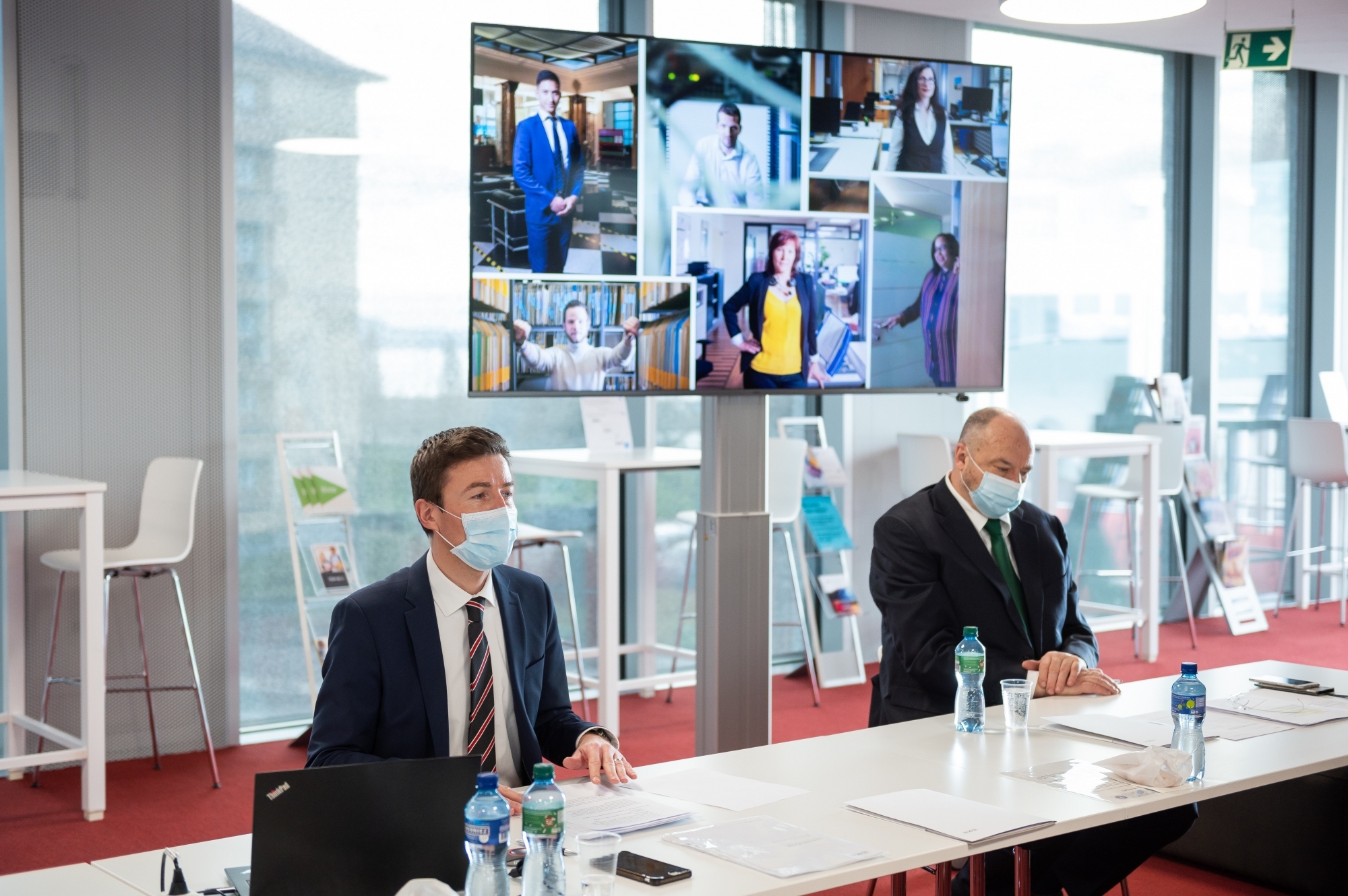 La Banque cantonale neuchâteloise a vu son bénéfice se renforcer en 2020 malgré la pandémie. Pierre-Alain Leuenberger, directeur, et Jean Studer, président du conseil, présentent les résultats annuels de l'établissement.