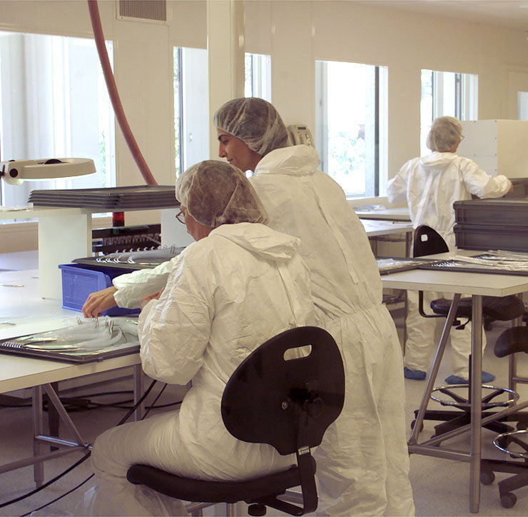 Une salle blanche chez Ethicon, à Puit-Godet, en 2000.