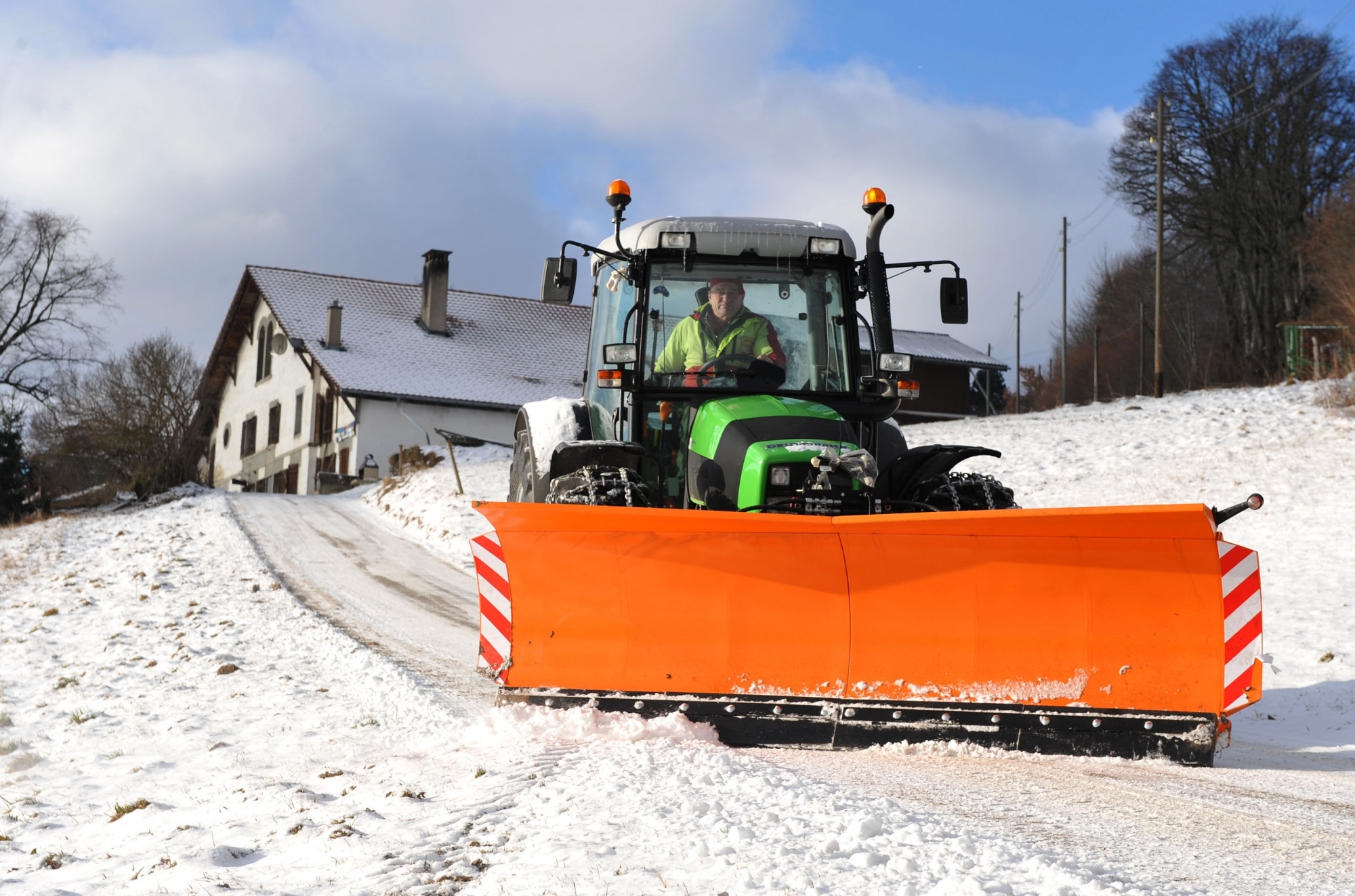 Le tracteur accidenté aux Verrières était muni d'une lame à neige comme cet engin photographié à Montmollin (image d'illustration).