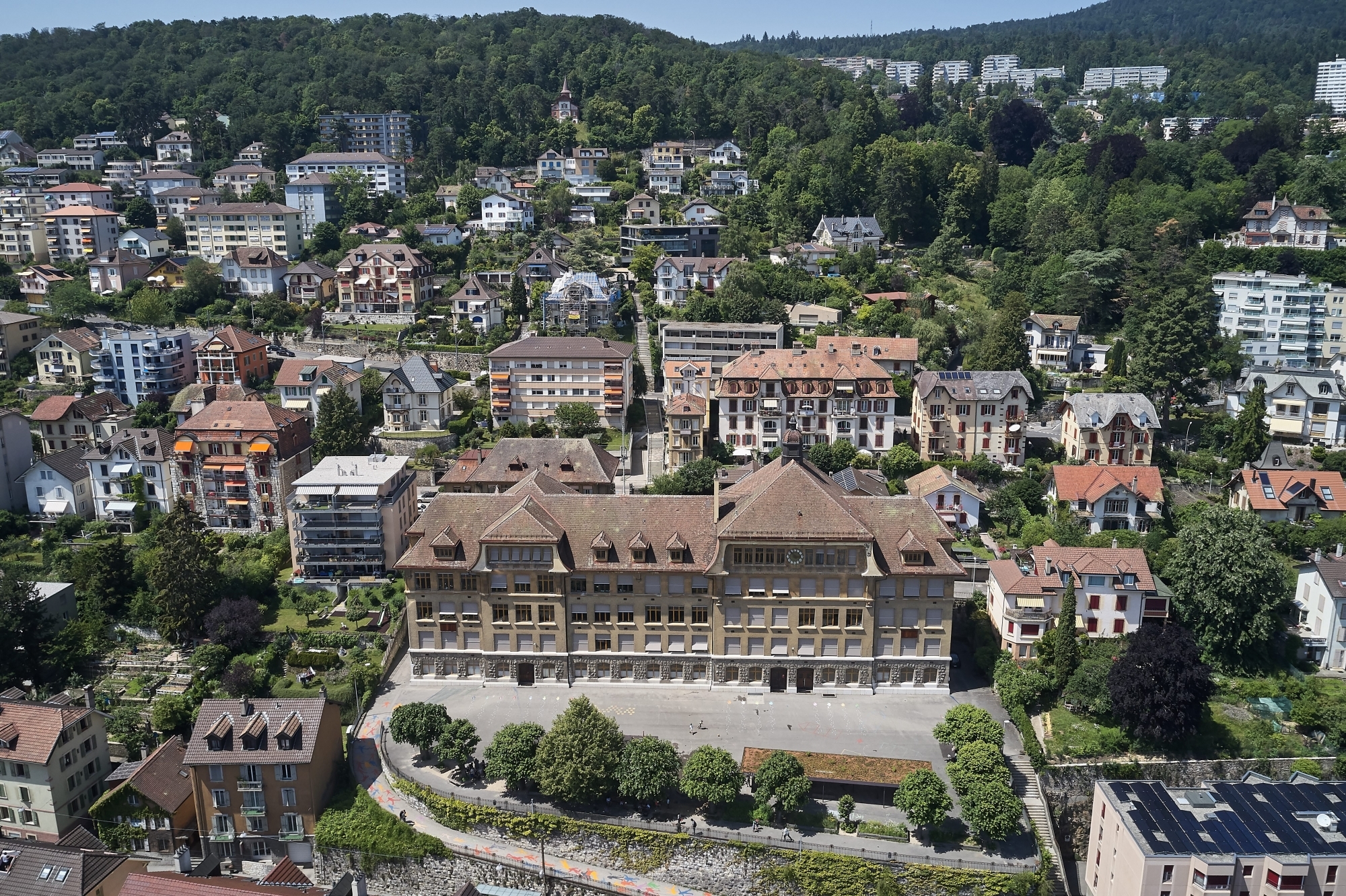Le collège des Parcs, à Neuchâtel, devrait être en chantier depuis l'été 2022 et non cette année.