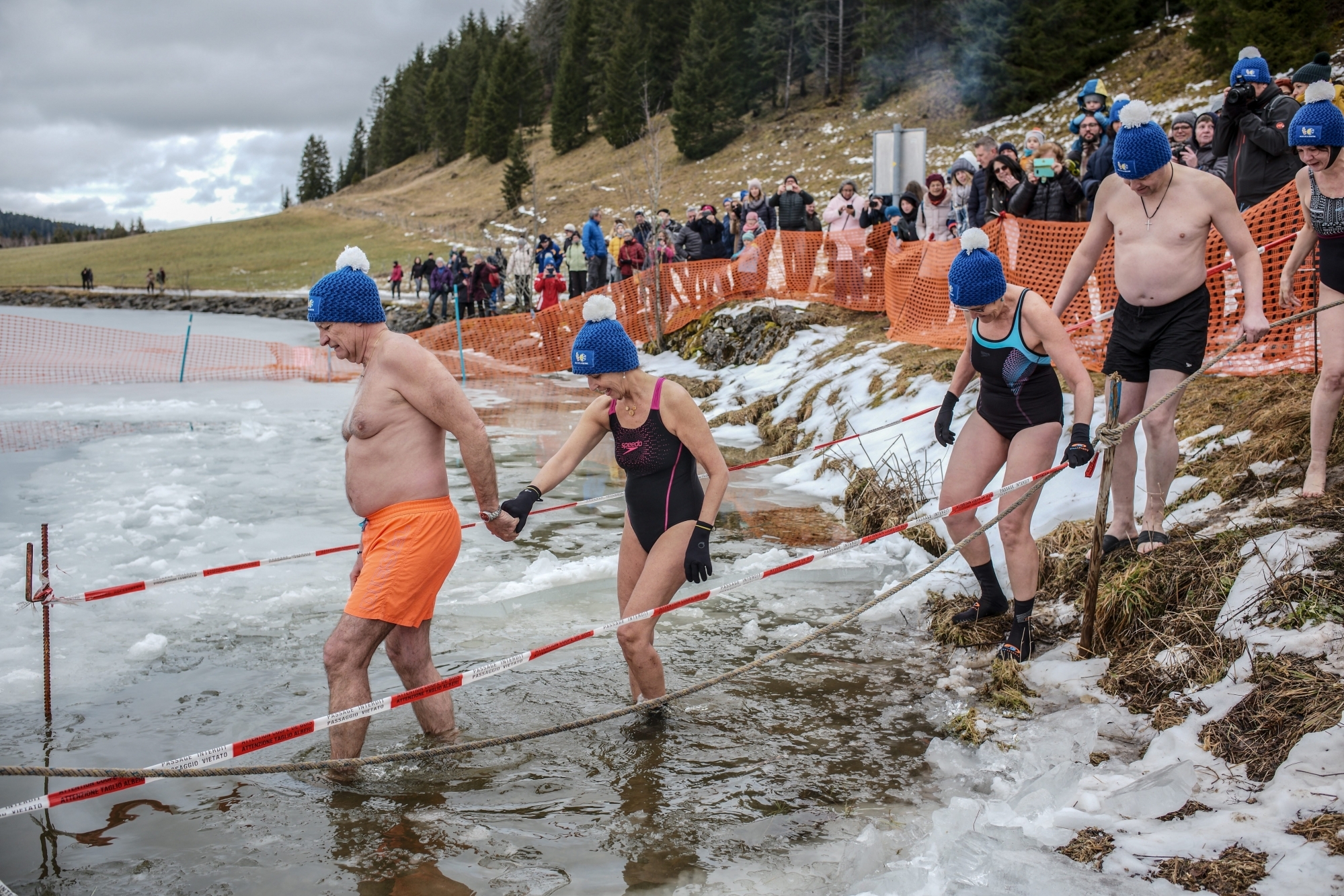 Pour piquer une tête dans le lac des Taillères gelé, il faudra attendre 2022. Mais pour une fondue spéciale Fête du froid, l'attente n'est que de 10 jours.