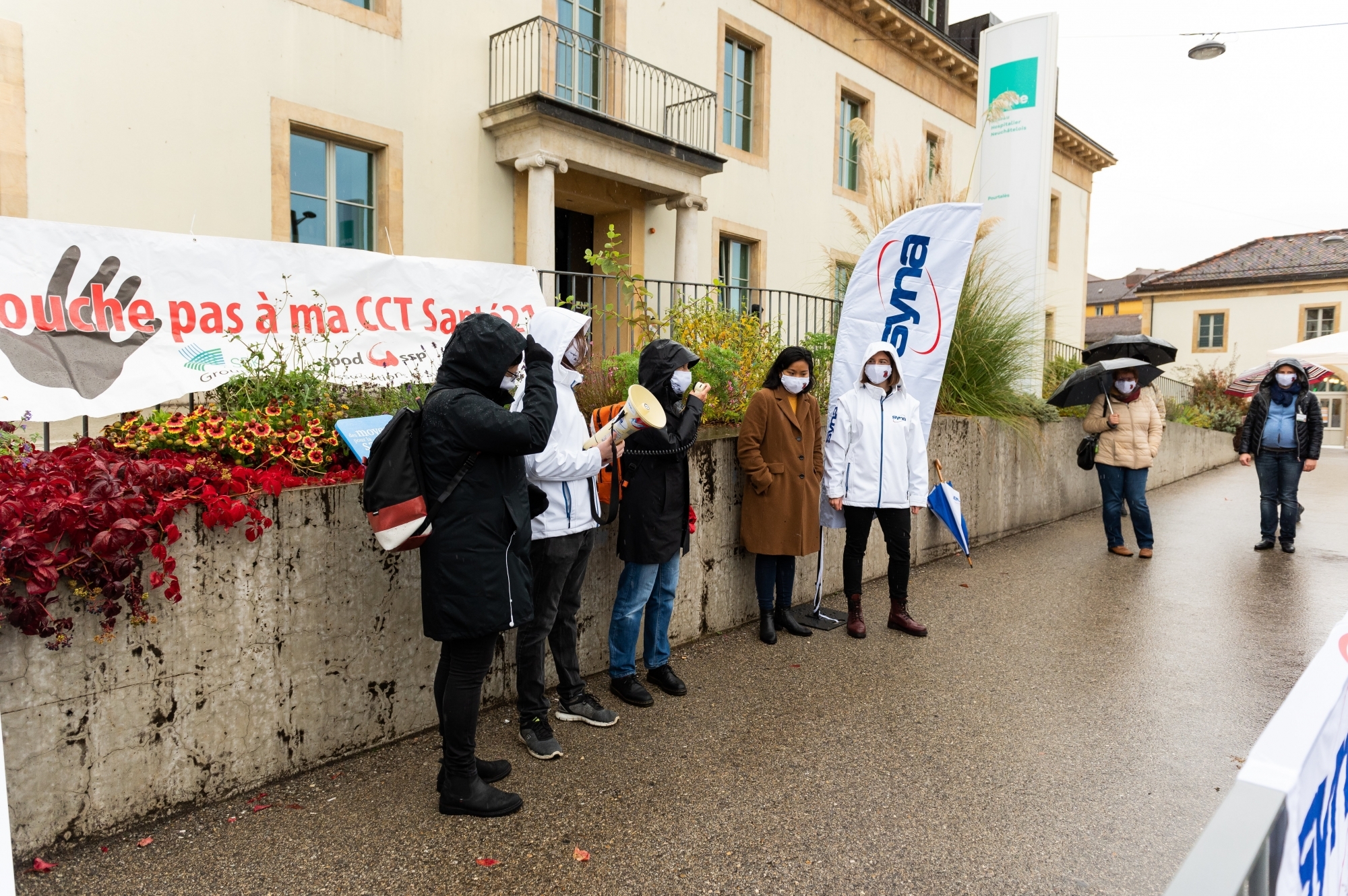 En octobre, les syndicats avaient manifesté devant l'hôpital de Pourtalès dans le cadre des négociations aujourd'hui suspendues.