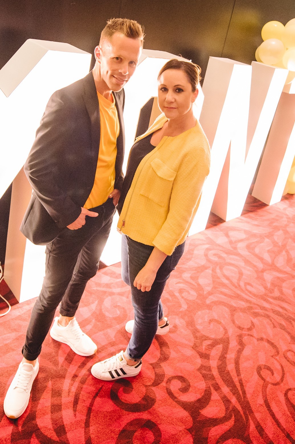 Aurélie Candaux avec Mirko Rochat, l'un des douze humoristes qu'elle produit et dont les spectacles ont dû être, pour l'heure, annulés.
