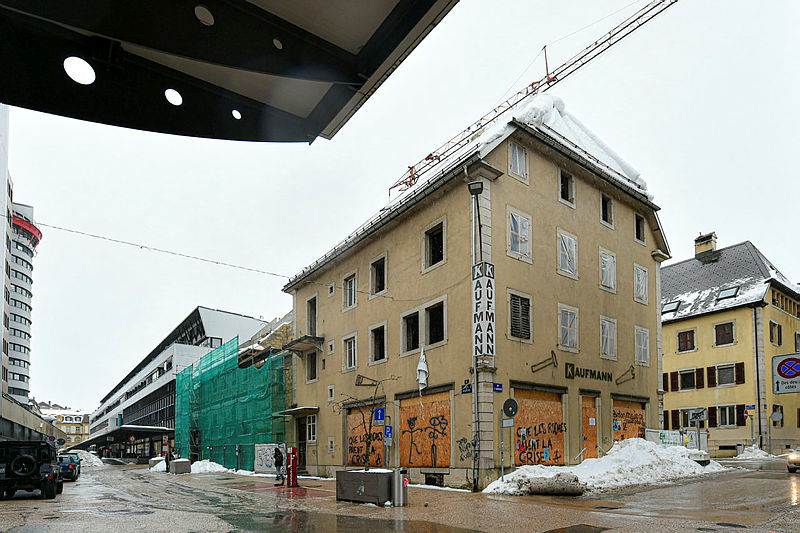 Arrêtés au printemps 2020 sur décision administrative, les travaux du bâtiment de l'ancienne quincaillerie Kaufmann, à La Chaux-de-Fonds, ont repris début janvier.