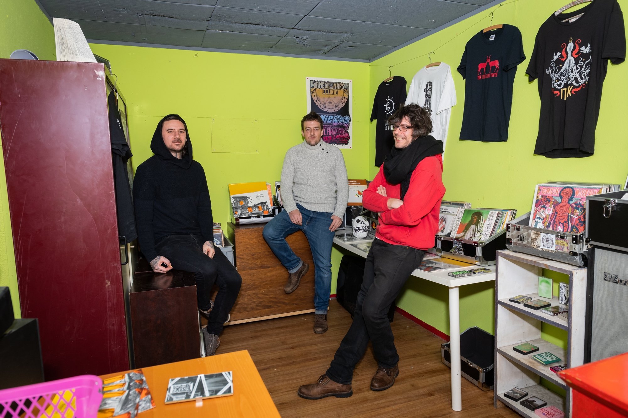 Jona Nido (à gauche), Vincent Tripet et Bab font partie des fers de lance de la culture alternative des Montagnes neuchâteloises.