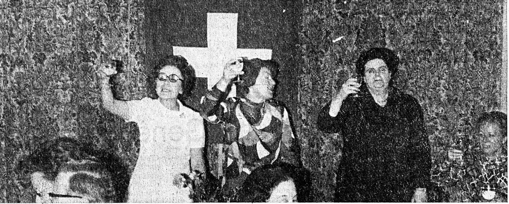 Le 7 février 1971, un grand jour pour l’Association pour le suffrage féminin. Photo (de g. à d.) Mlle Schweizer, présidente cantonale, Mme Reist, présidente de la section des Montagnes neuchâteloises, et Mme Barbezat, vice-présidente.