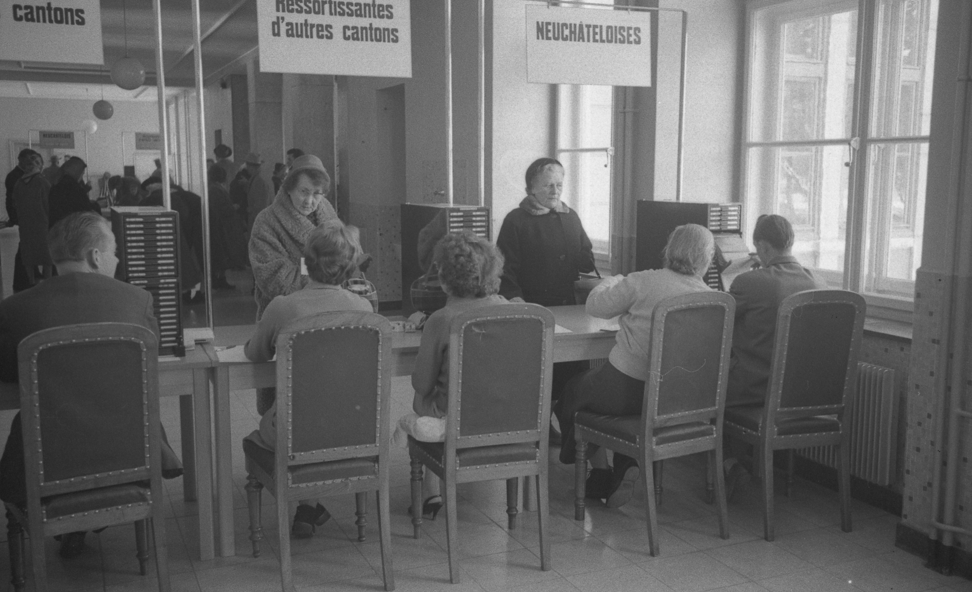 Au printemps 1960, les Neuchâteloises ont pu voter pour la première fois, ici à La Chaux-de-Fonds.